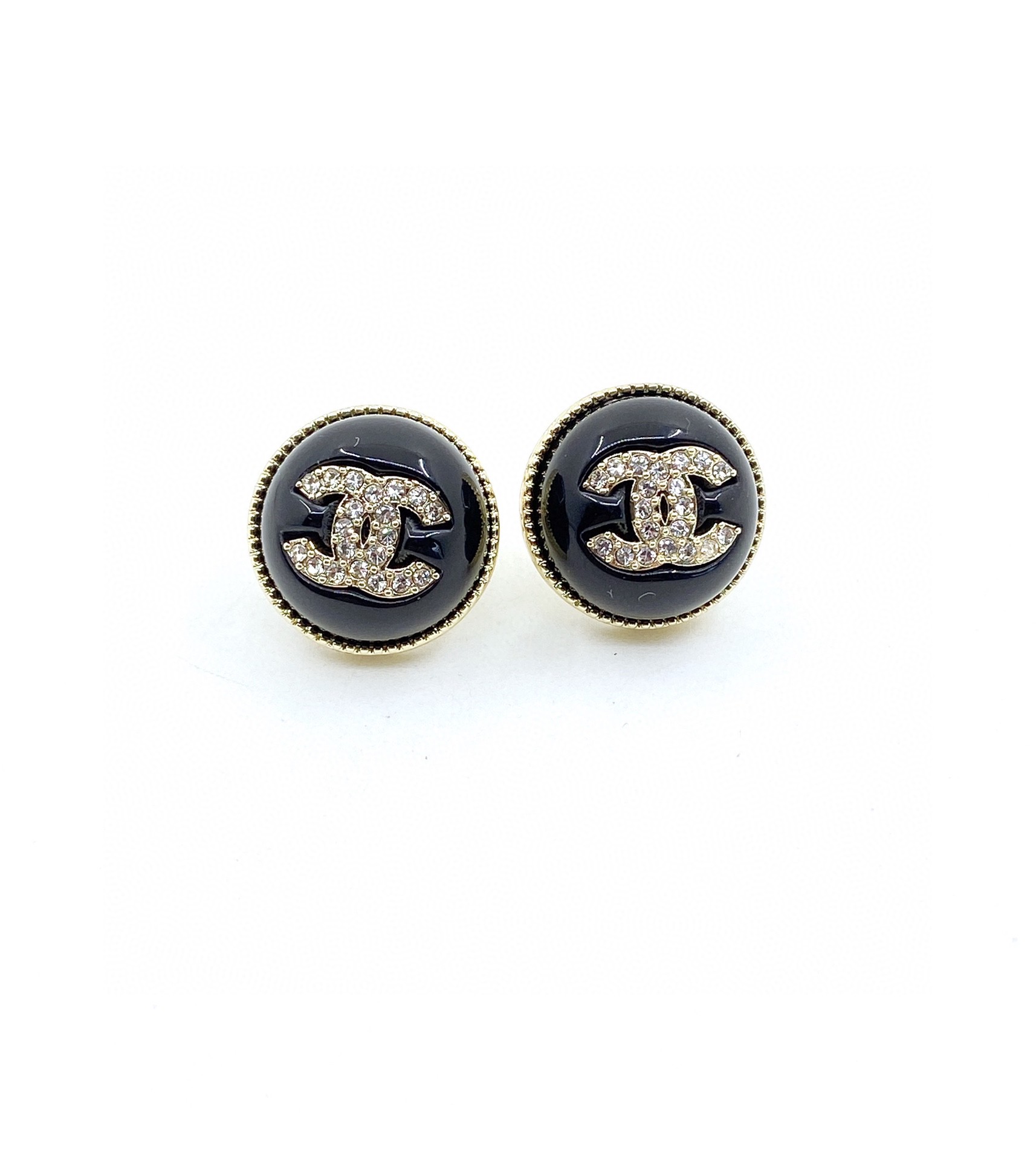 [TOP] CHANEL Logo Black and White Round Beanie Earrings