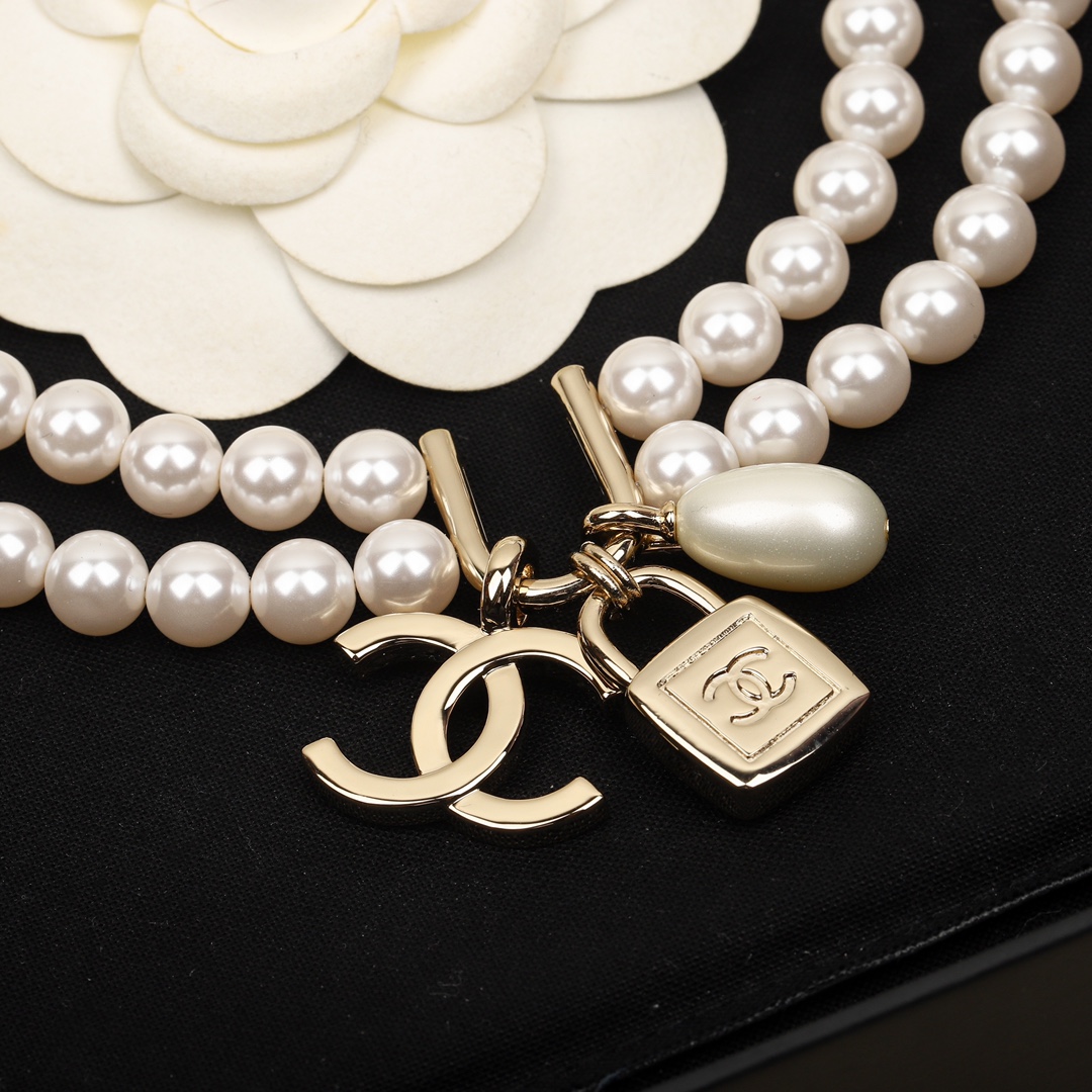 [TOP] CHANEL Diamond Logo Lock shape Pearl Necklace
