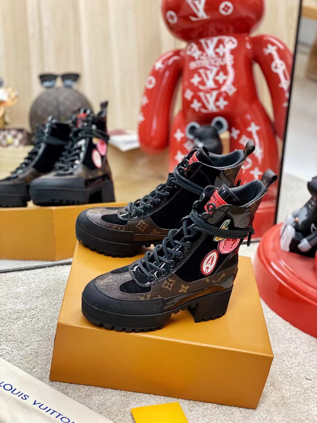 [TOP] Louis Vuitton LV L*V Laureate Platform Desert Boots - Black