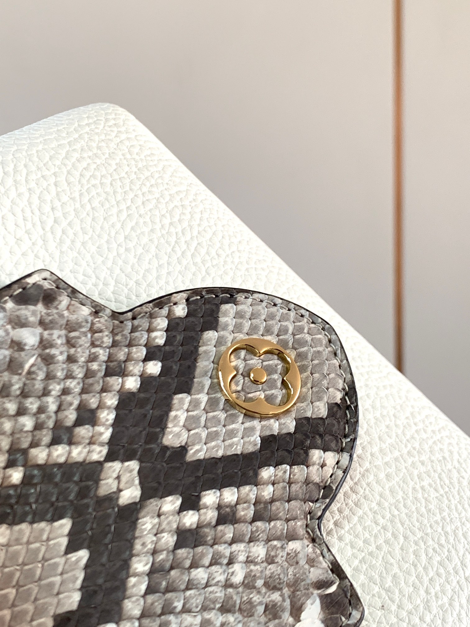 [TOP] Louis Vuitton LV Capucines Python Gold Buckle Bag - White