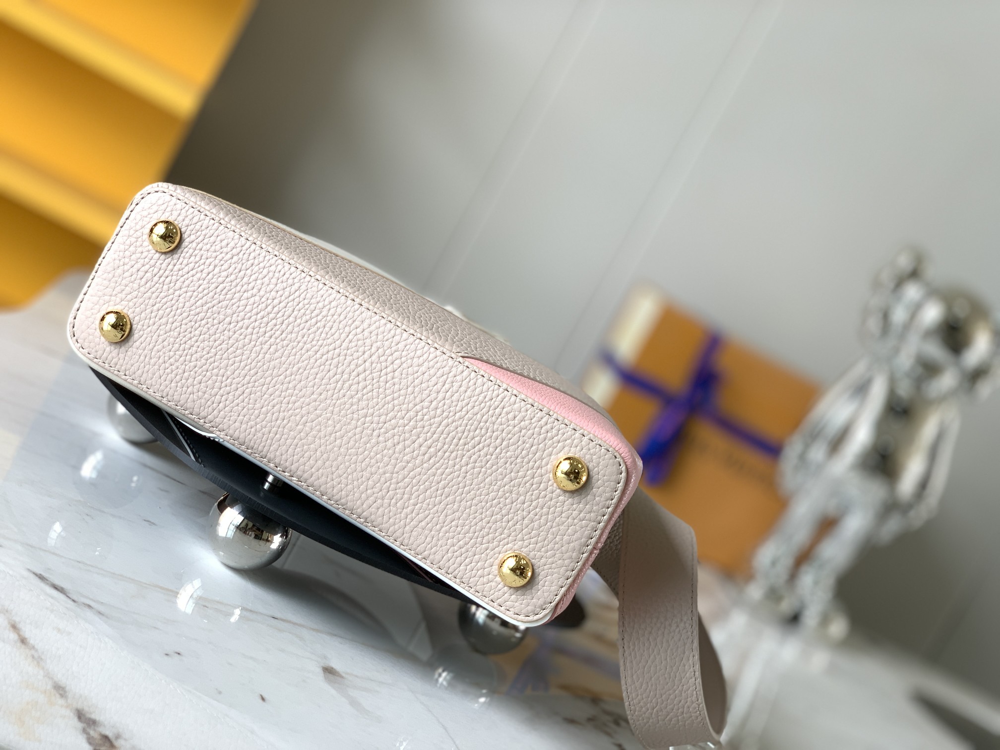 [TOP] Louis Vuitton LV Capucines  Gold Buckle Bag 2 Sizes-White and Pink and Beige