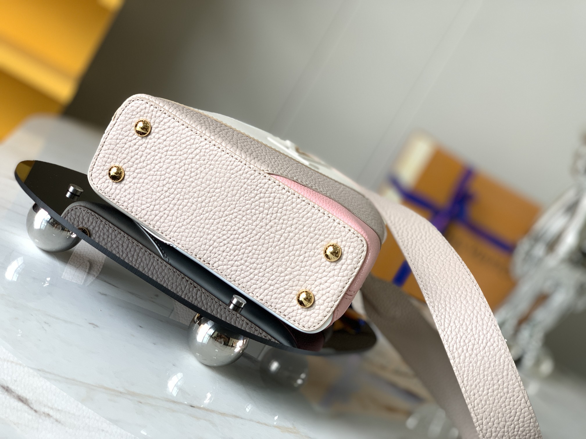 [TOP] Louis Vuitton LV Capucines  Gold Buckle Bag 2 Sizes-White and Pink and Beige