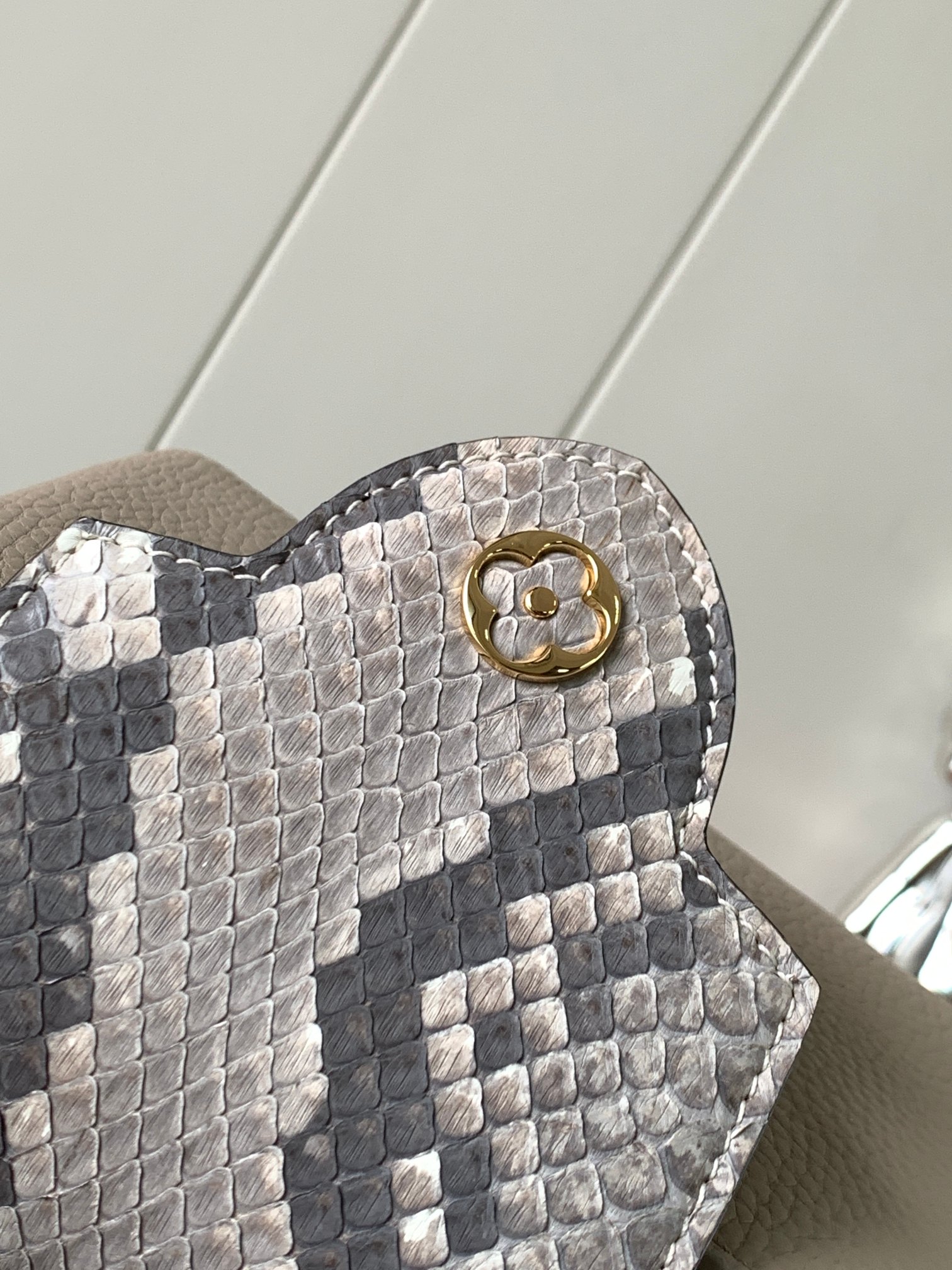 [TOP] Louis Vuitton LV Capucines Python Gold Buckle Bag - Gray