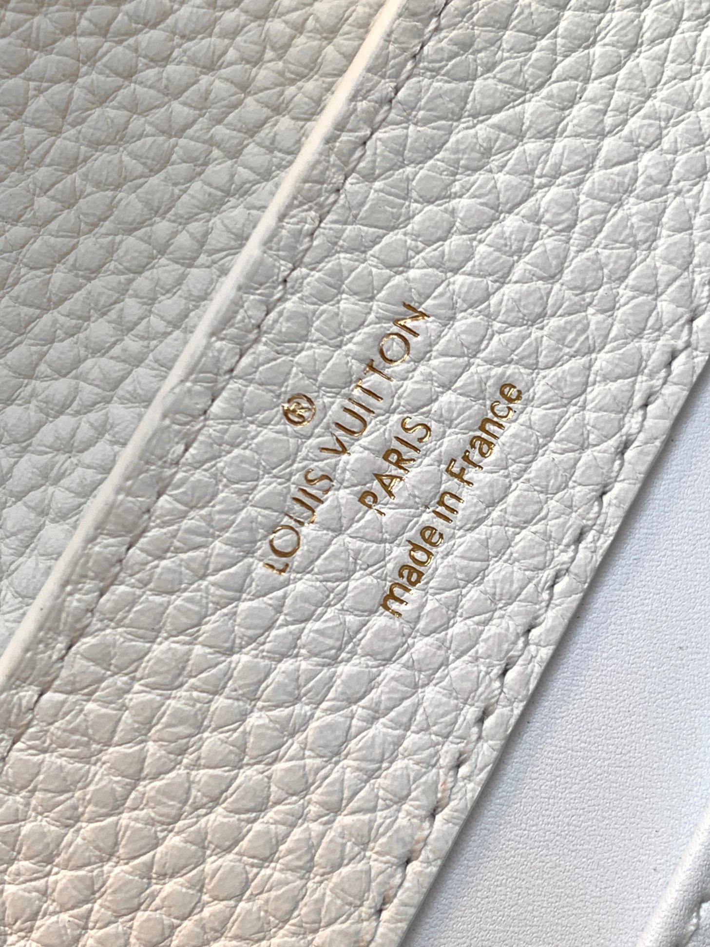 [TOP] Louis Vuitton LV Capucines Python Gold Buckle Bag - White