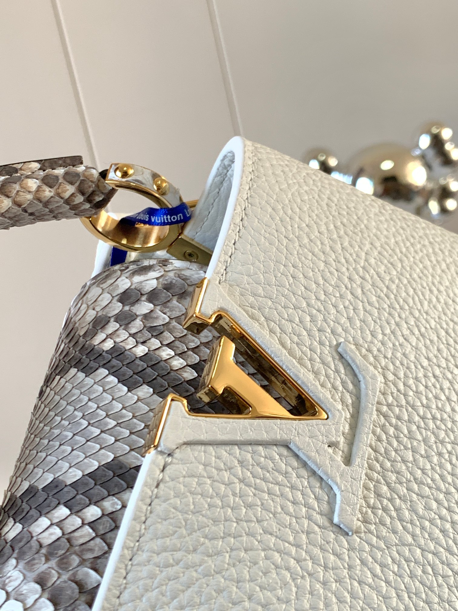 [TOP] Louis Vuitton LV Capucines Python Gold Buckle Bag - White