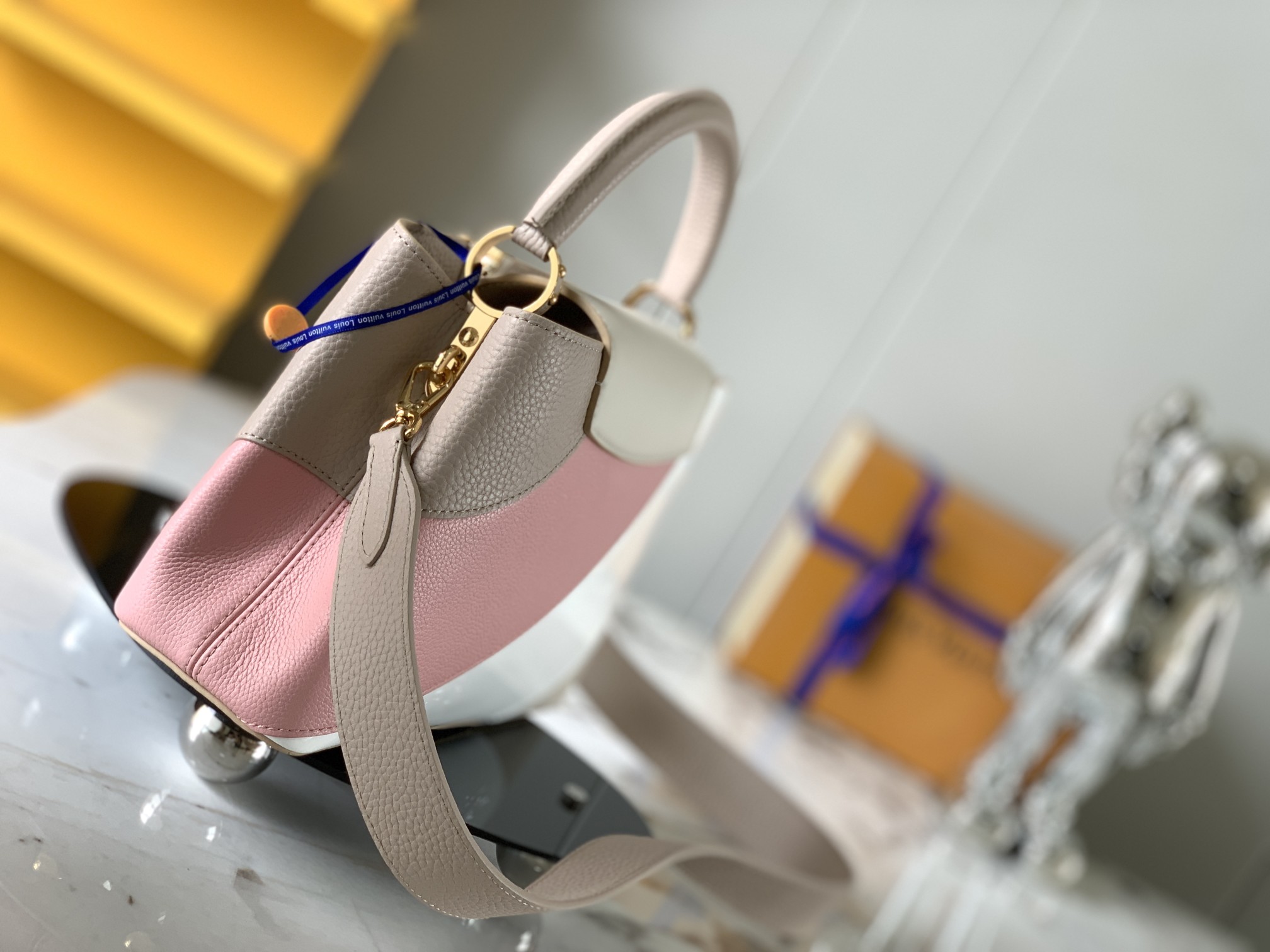[TOP] Louis Vuitton LV Capucines  Gold Buckle Bag 2 Sizes-White and Pink and Beige