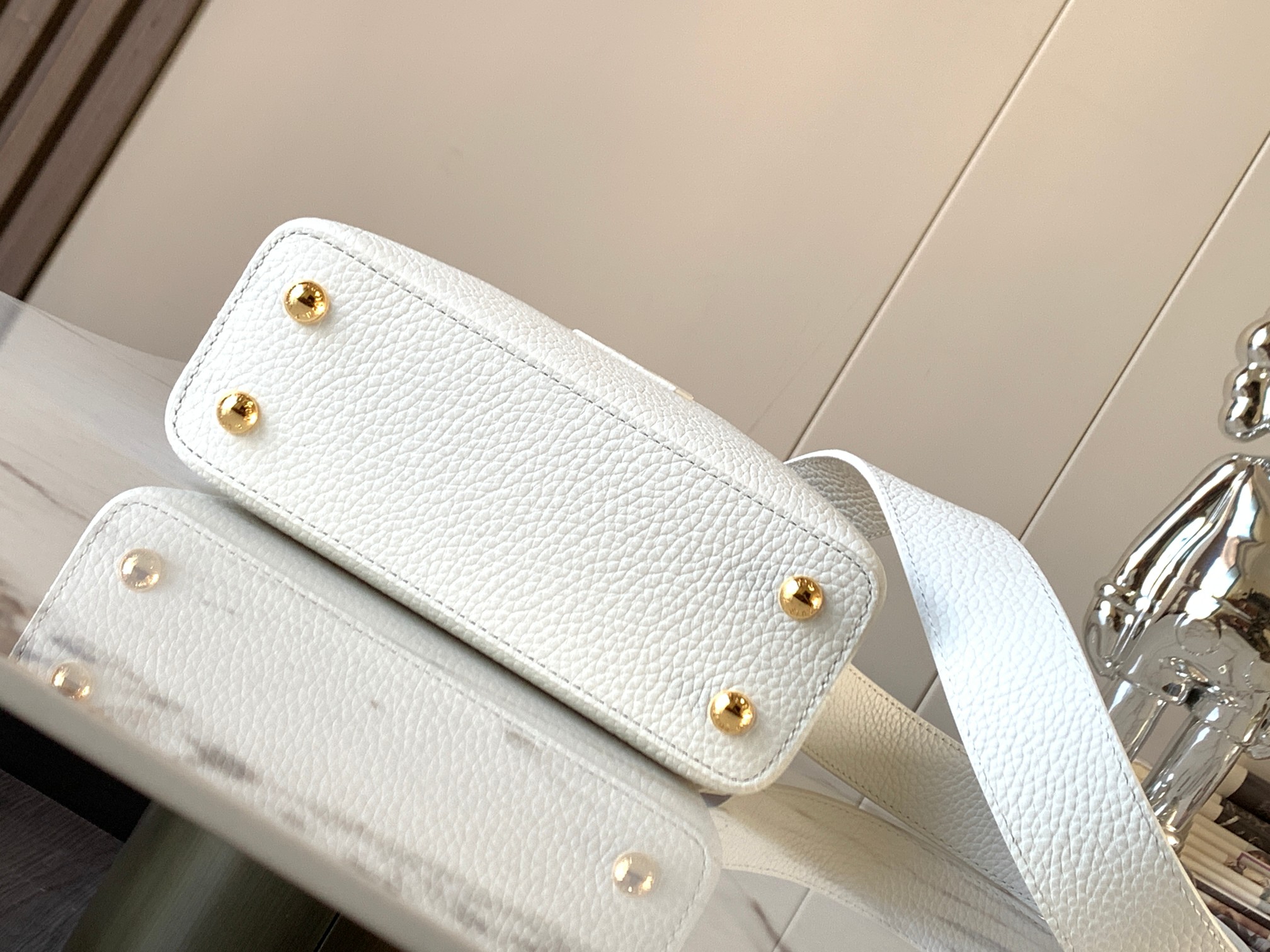 [TOP] Louis Vuitton LV Capucines Python Gold Buckle Bag - White