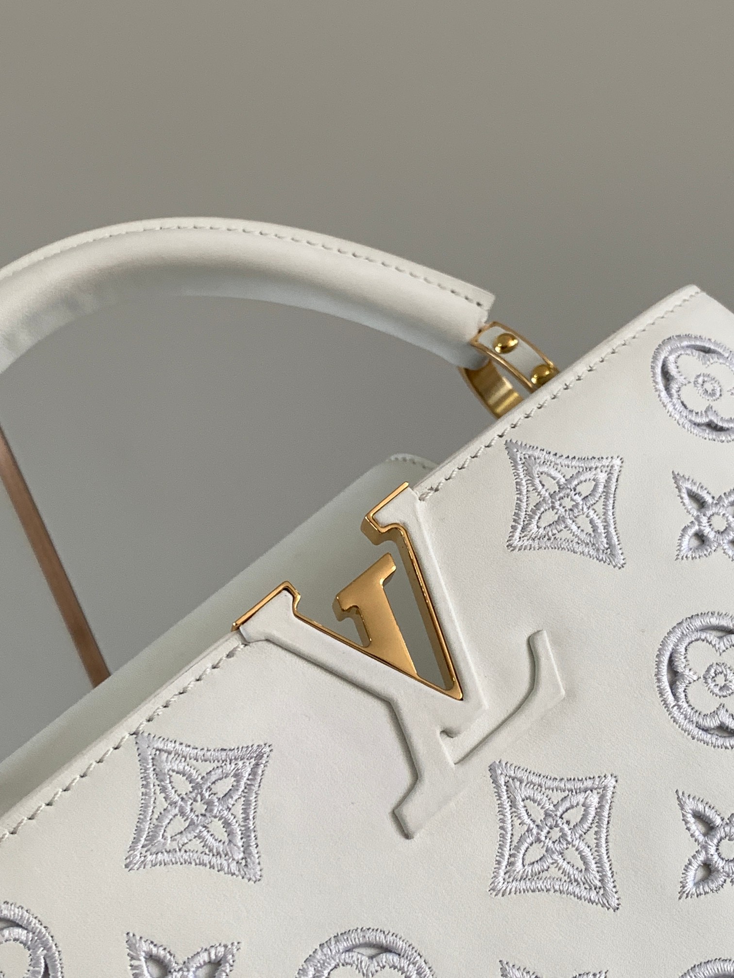 [TOP] Louis Vuitton LV Capucines Bourdon Stitch Embroidered Gold Buckle Bag  27.0 x 18.0 x 9.0 cm-White