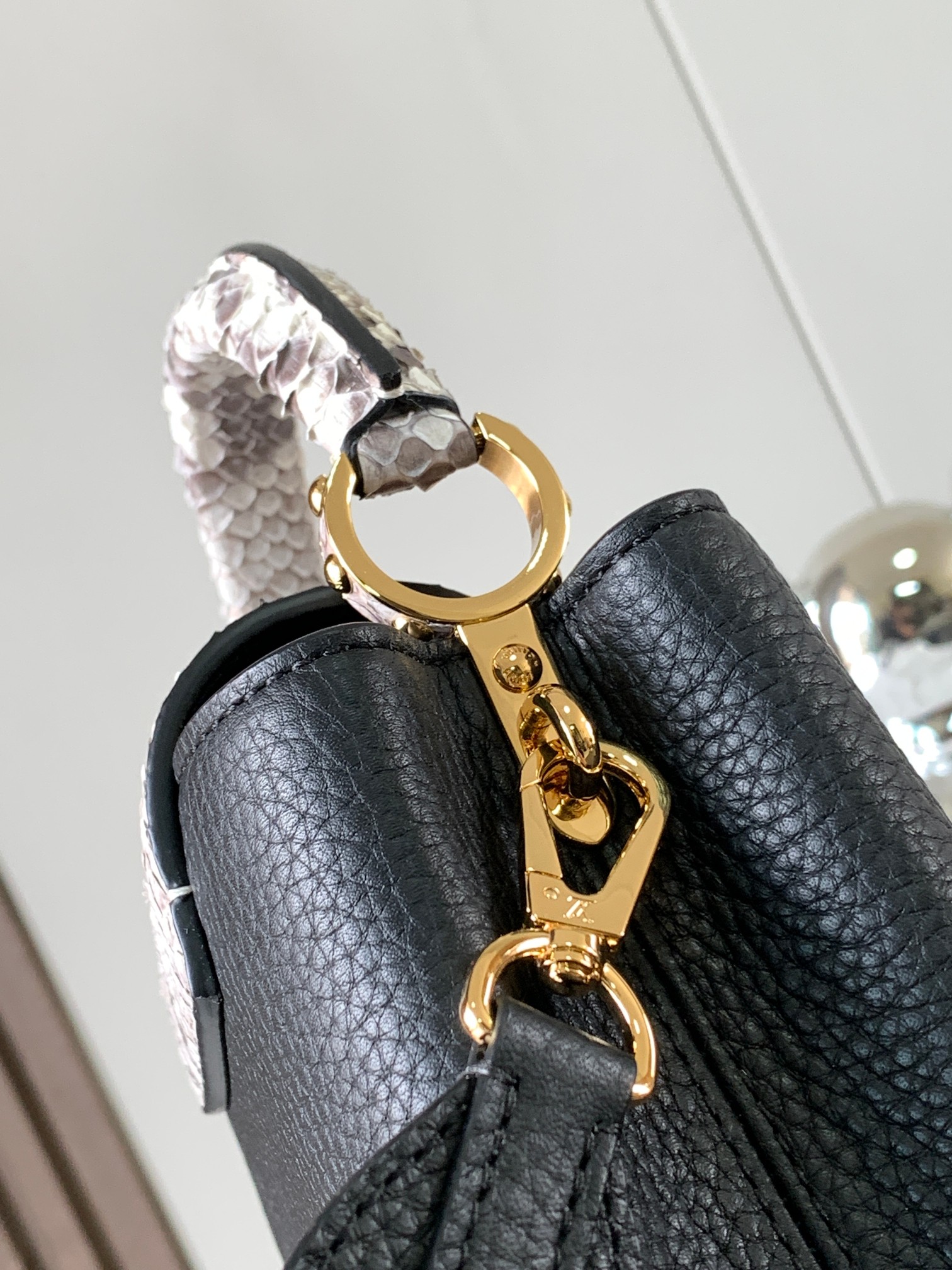[TOP] Louis Vuitton LV Capucines Python Gold Buckle Bag - Black