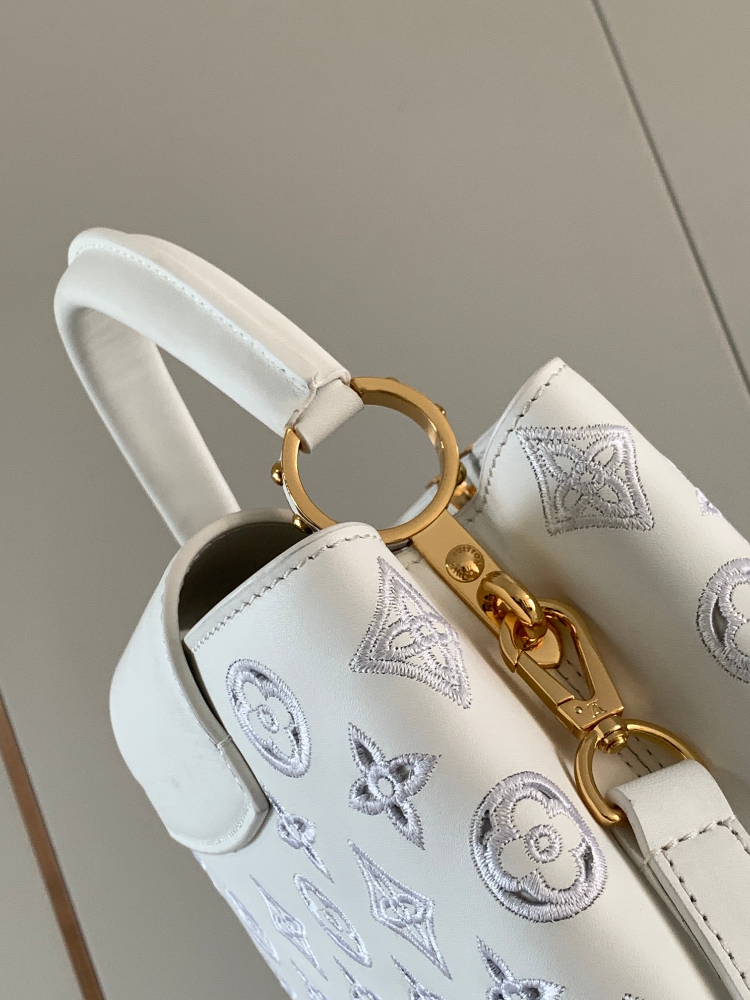 [TOP] Louis Vuitton LV Capucines Bourdon Stitch Embroidered Gold Buckle Bag  27.0 x 18.0 x 9.0 cm-White