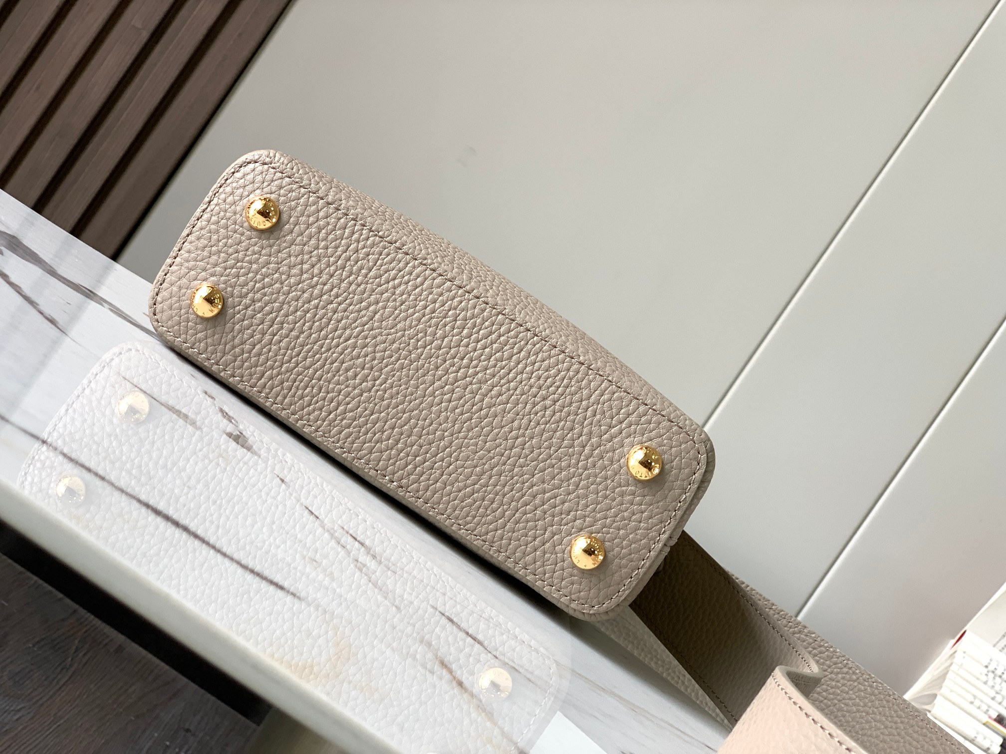 [TOP] Louis Vuitton LV Capucines Python Gold Buckle Bag - Gray