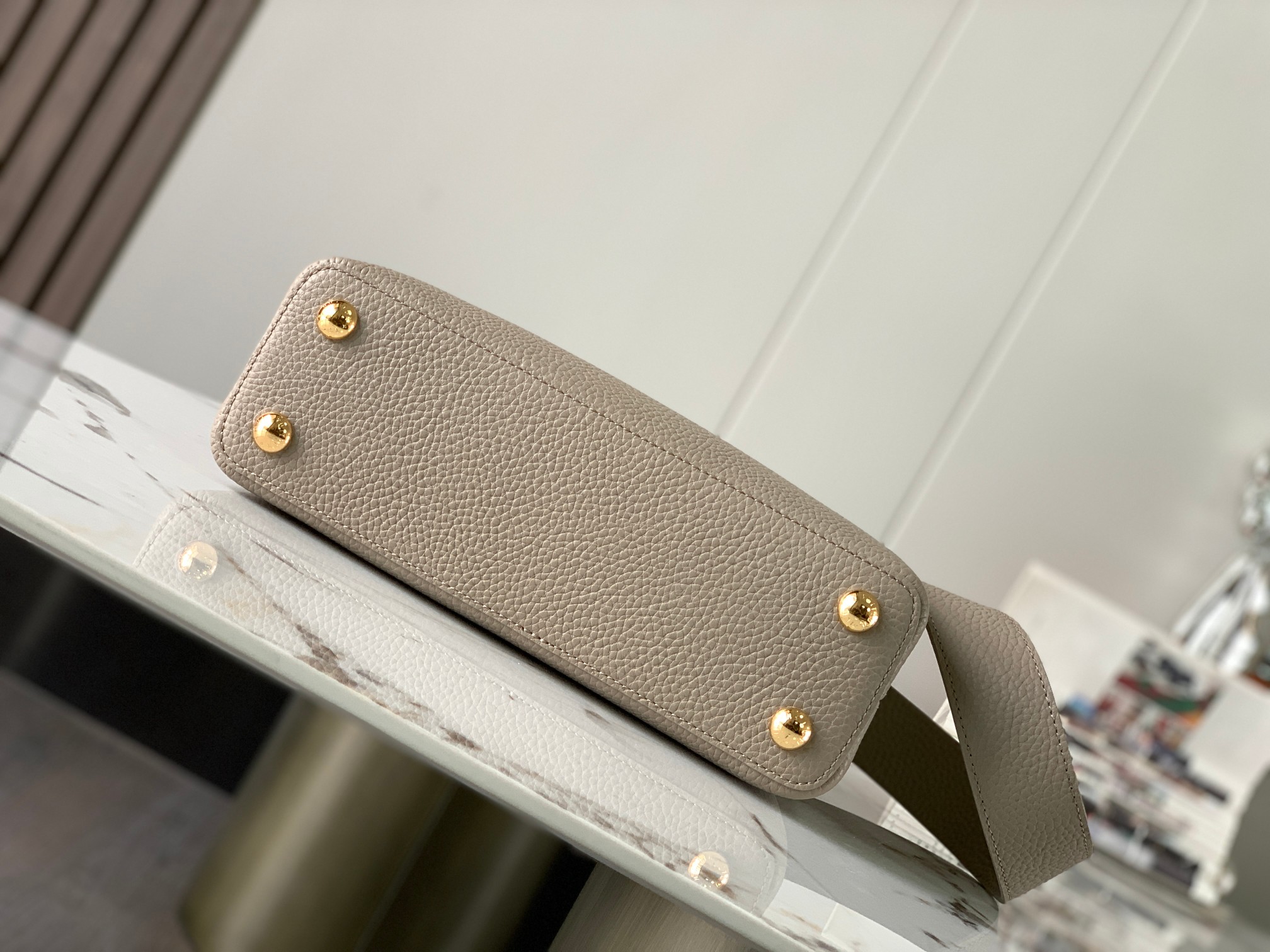 [TOP] Louis Vuitton LV Capucines Python Gold Buckle Bag - Gray