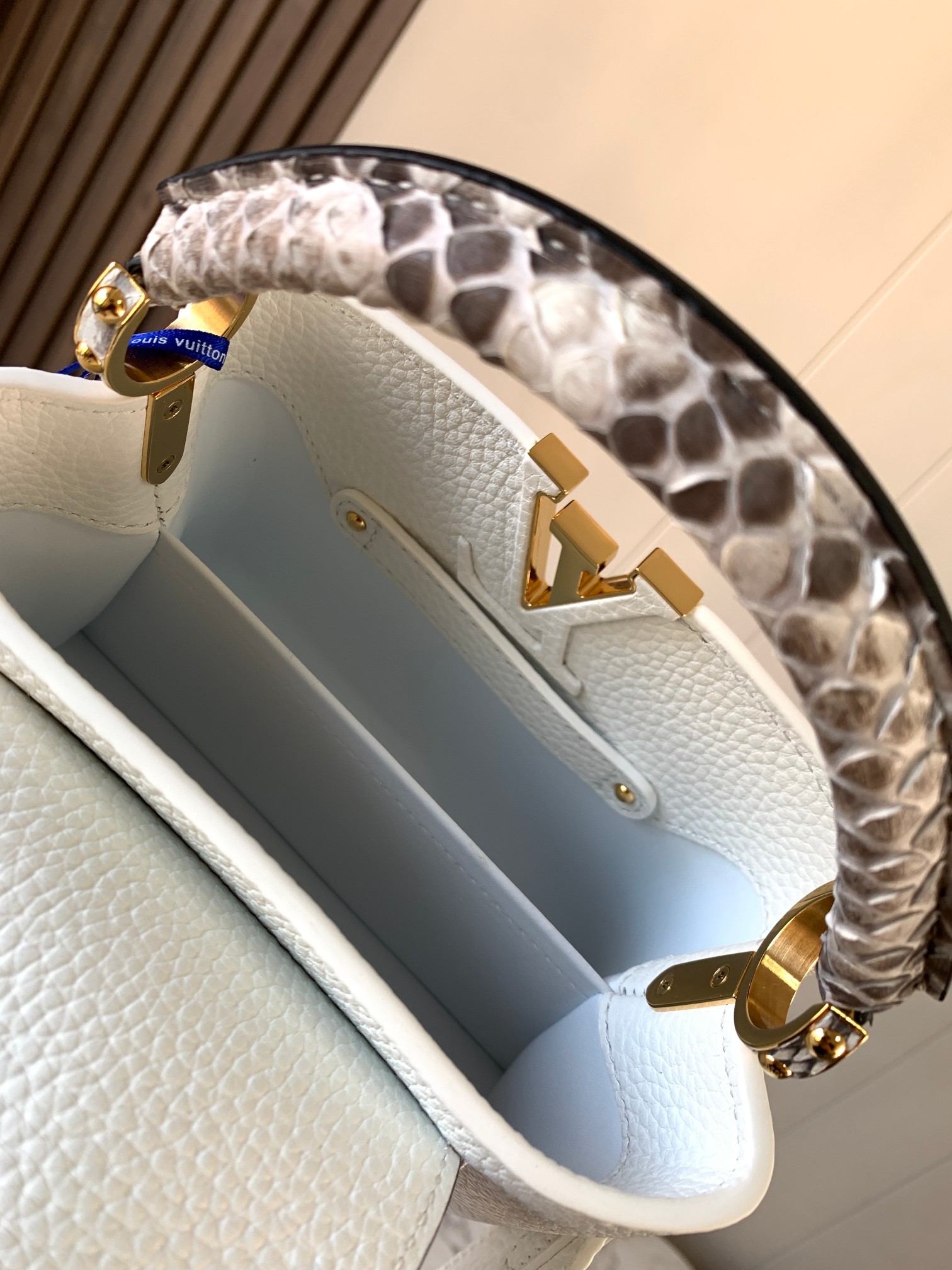[TOP] Louis Vuitton LV Capucines Python Gold Buckle Bag - White