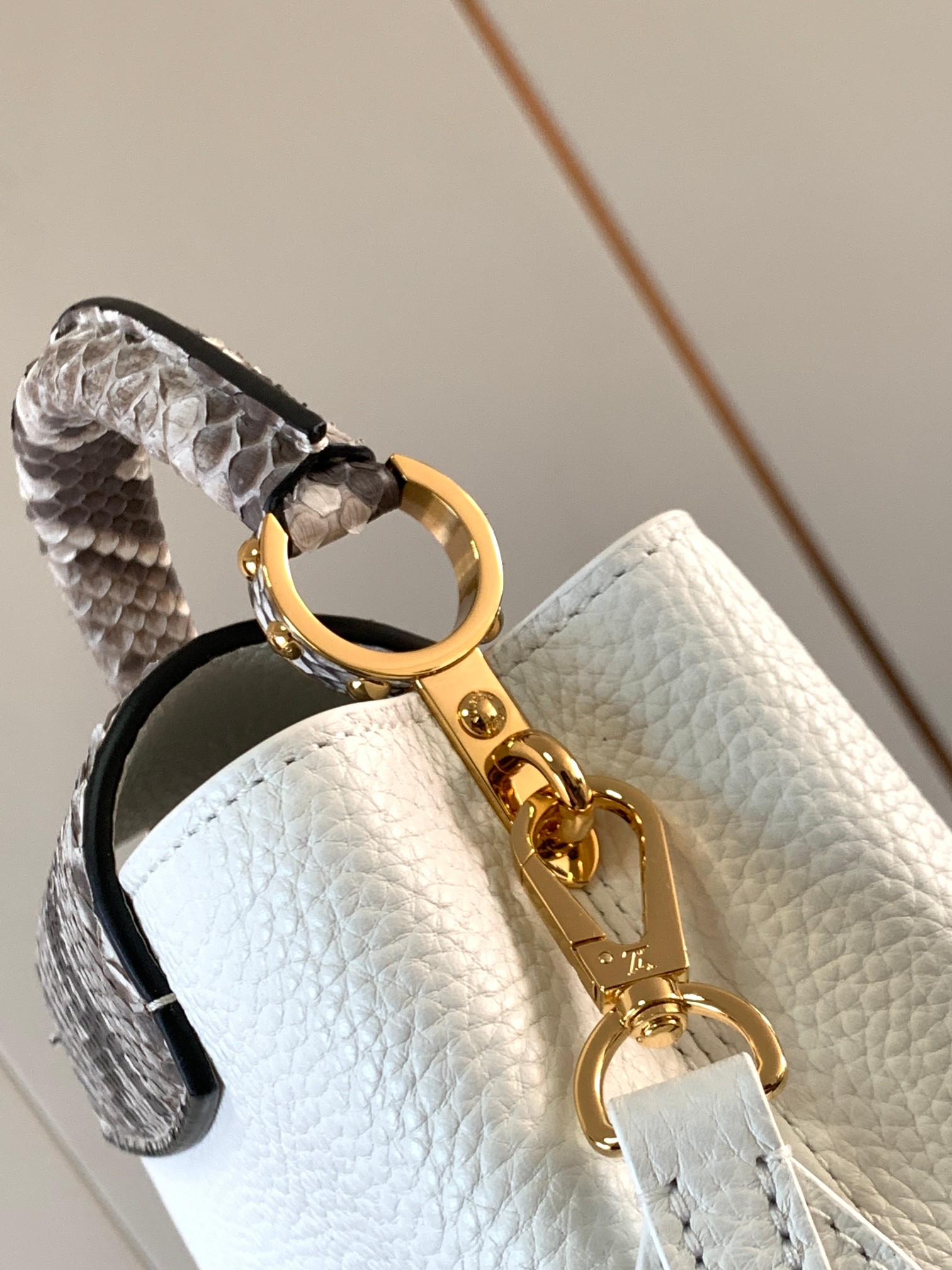 [TOP] Louis Vuitton LV Capucines Python Gold Buckle Bag - White