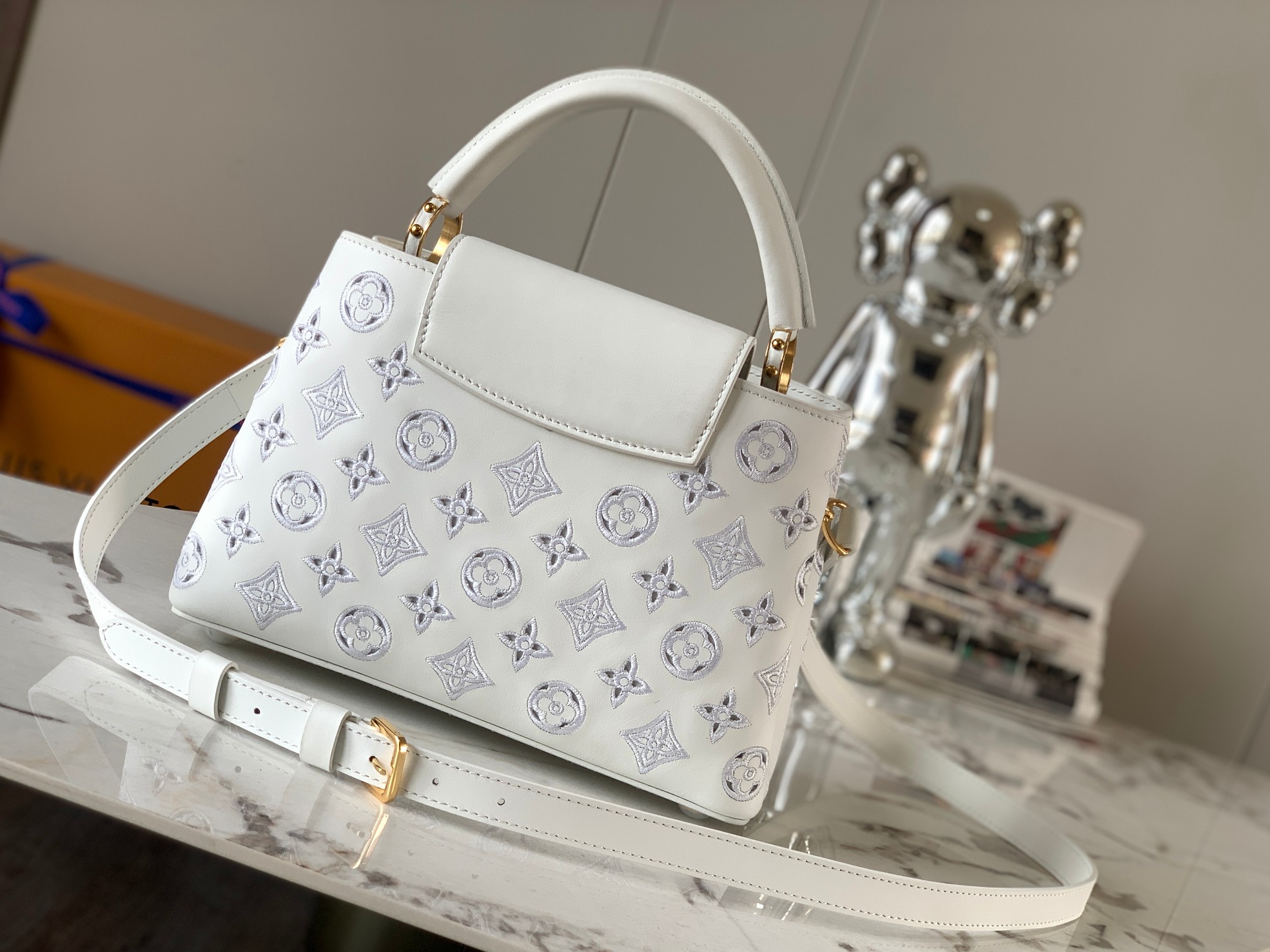 [TOP] Louis Vuitton LV Capucines Bourdon Stitch Embroidered Gold Buckle Bag  27.0 x 18.0 x 9.0 cm-White