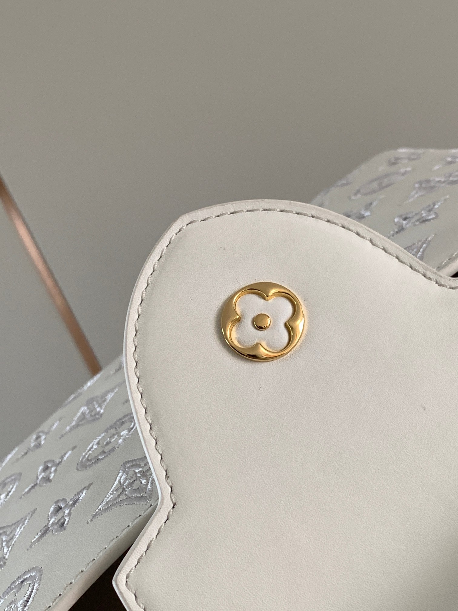 [TOP] Louis Vuitton LV Capucines Bourdon Stitch Embroidered Gold Buckle Bag  27.0 x 18.0 x 9.0 cm-White