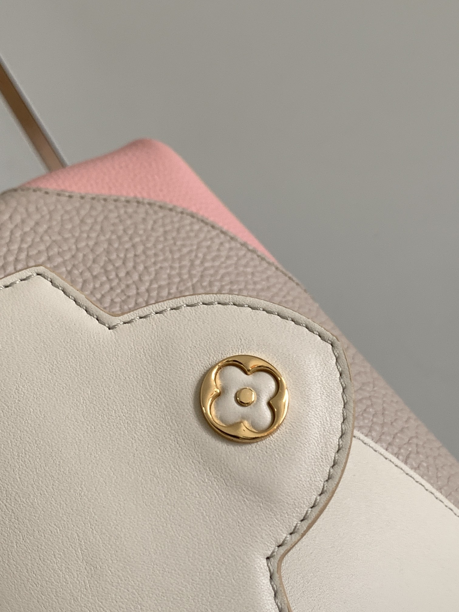 [TOP] Louis Vuitton LV Capucines  Gold Buckle Bag 2 Sizes-White and Pink and Beige