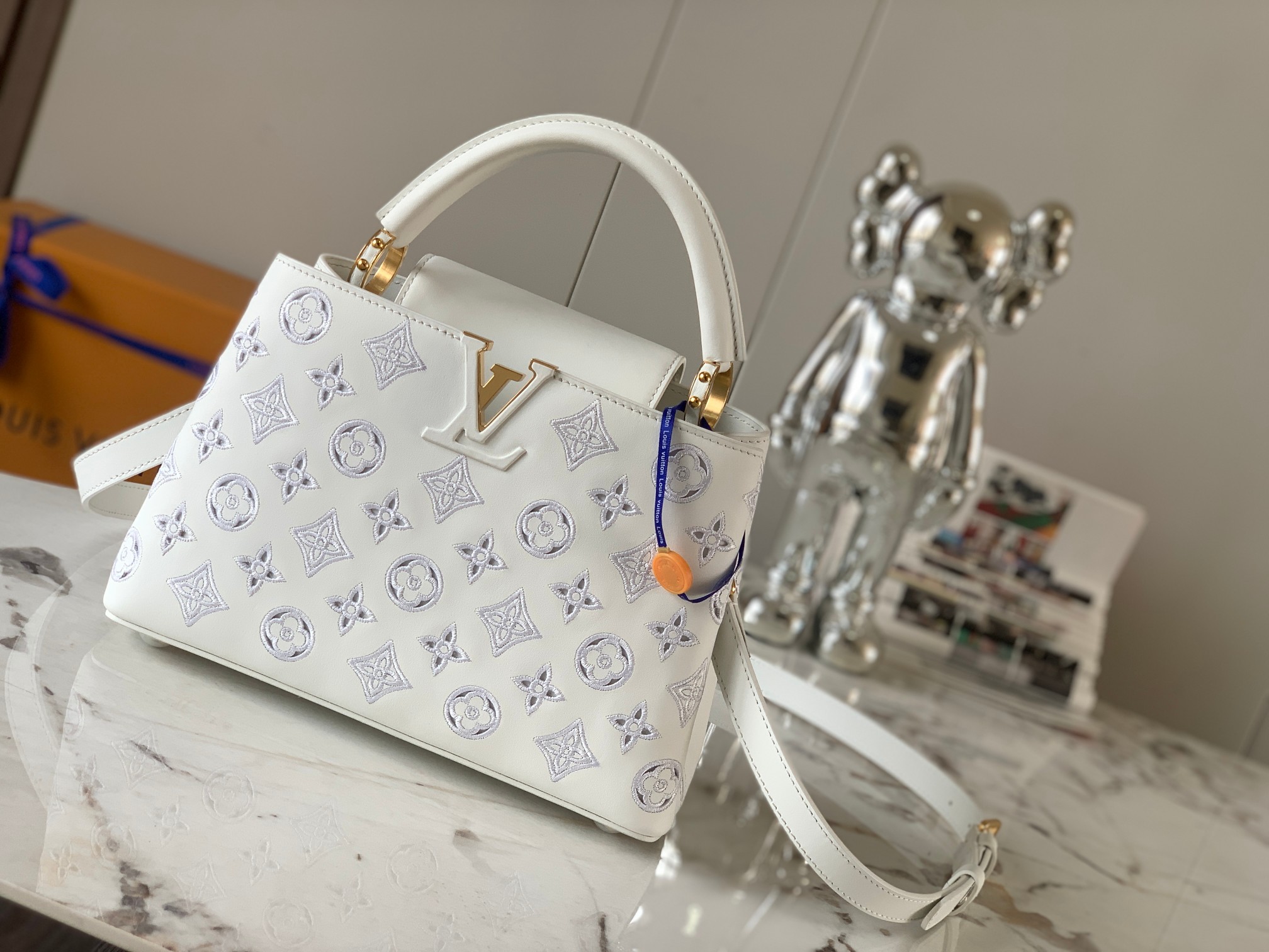 [TOP] Louis Vuitton LV Capucines Bourdon Stitch Embroidered Gold Buckle Bag  27.0 x 18.0 x 9.0 cm-White