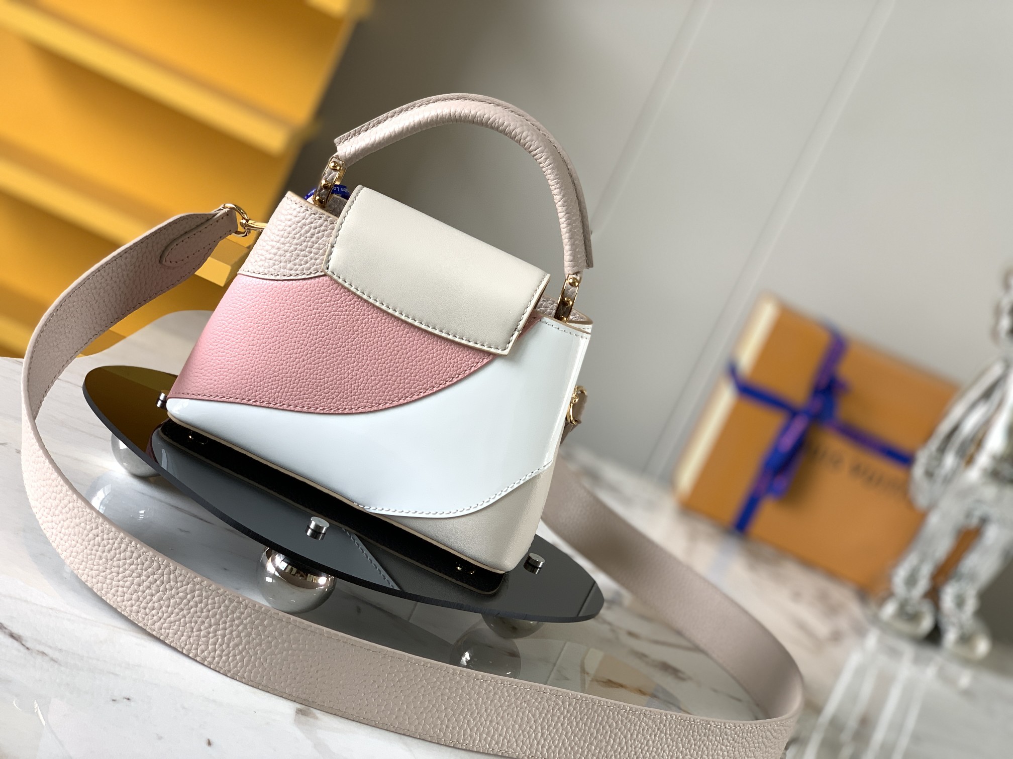 [TOP] Louis Vuitton LV Capucines  Gold Buckle Bag 2 Sizes-White and Pink and Beige