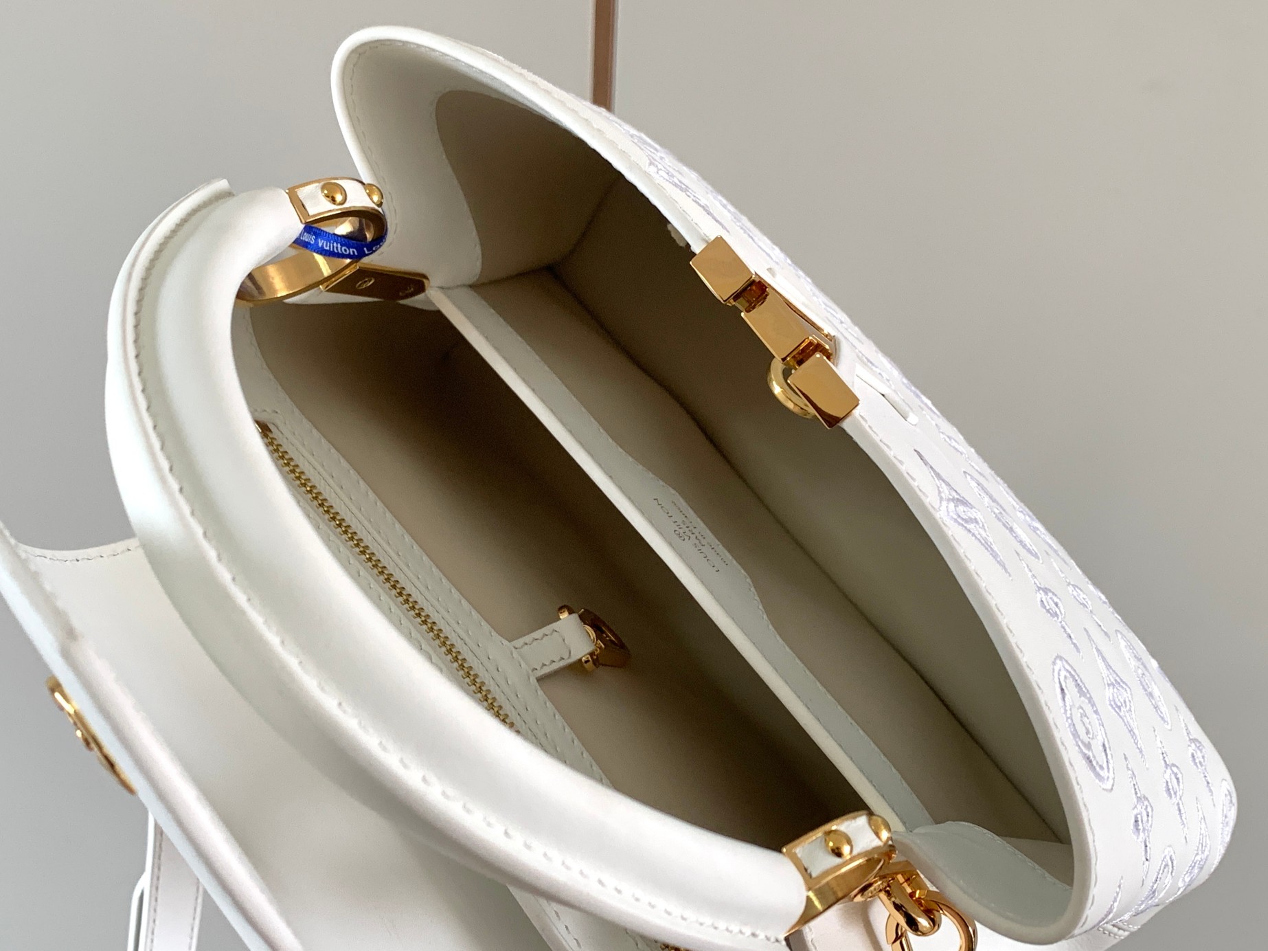 [TOP] Louis Vuitton LV Capucines Bourdon Stitch Embroidered Gold Buckle Bag  27.0 x 18.0 x 9.0 cm-White