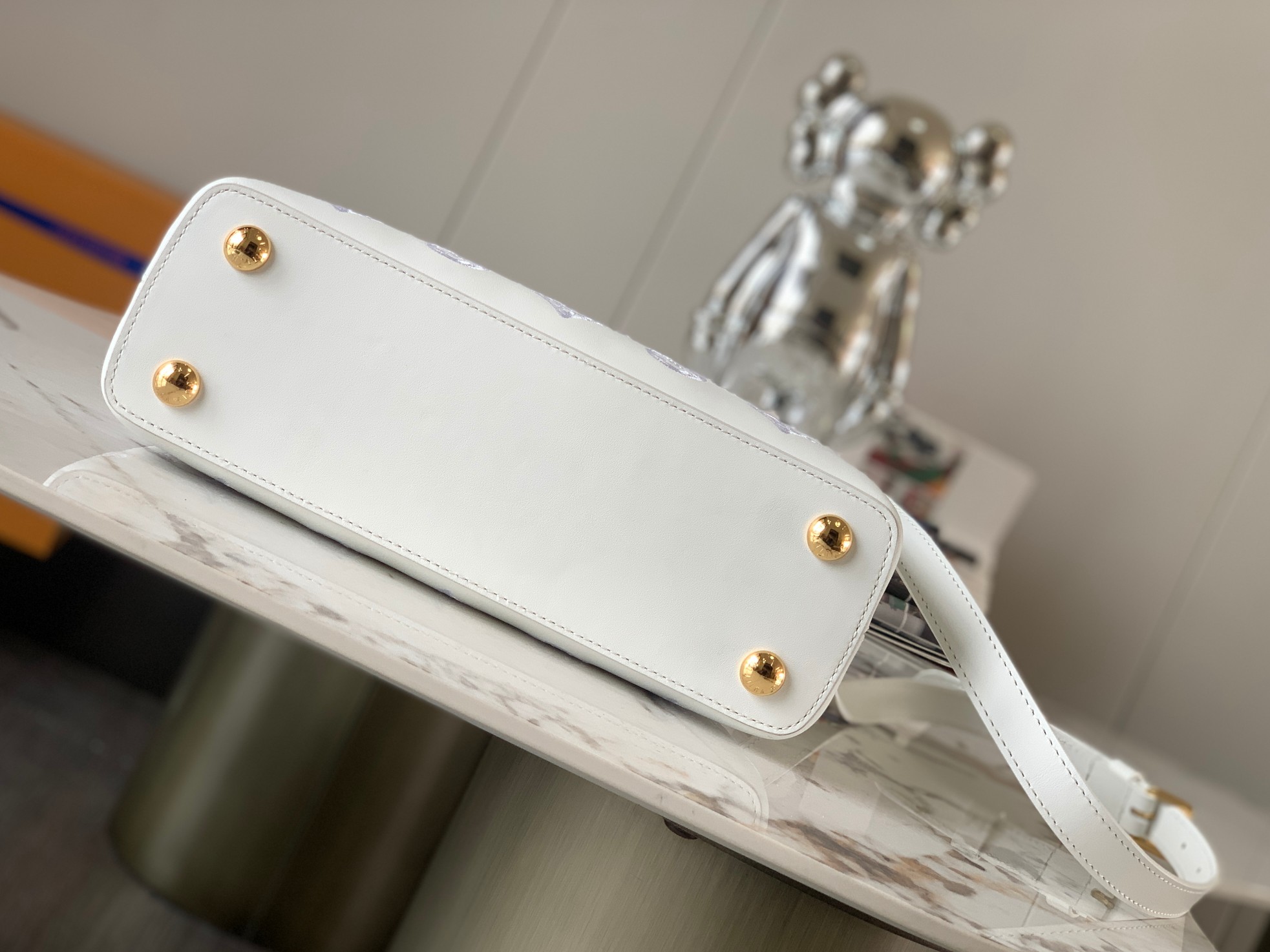 [TOP] Louis Vuitton LV Capucines Bourdon Stitch Embroidered Gold Buckle Bag  27.0 x 18.0 x 9.0 cm-White