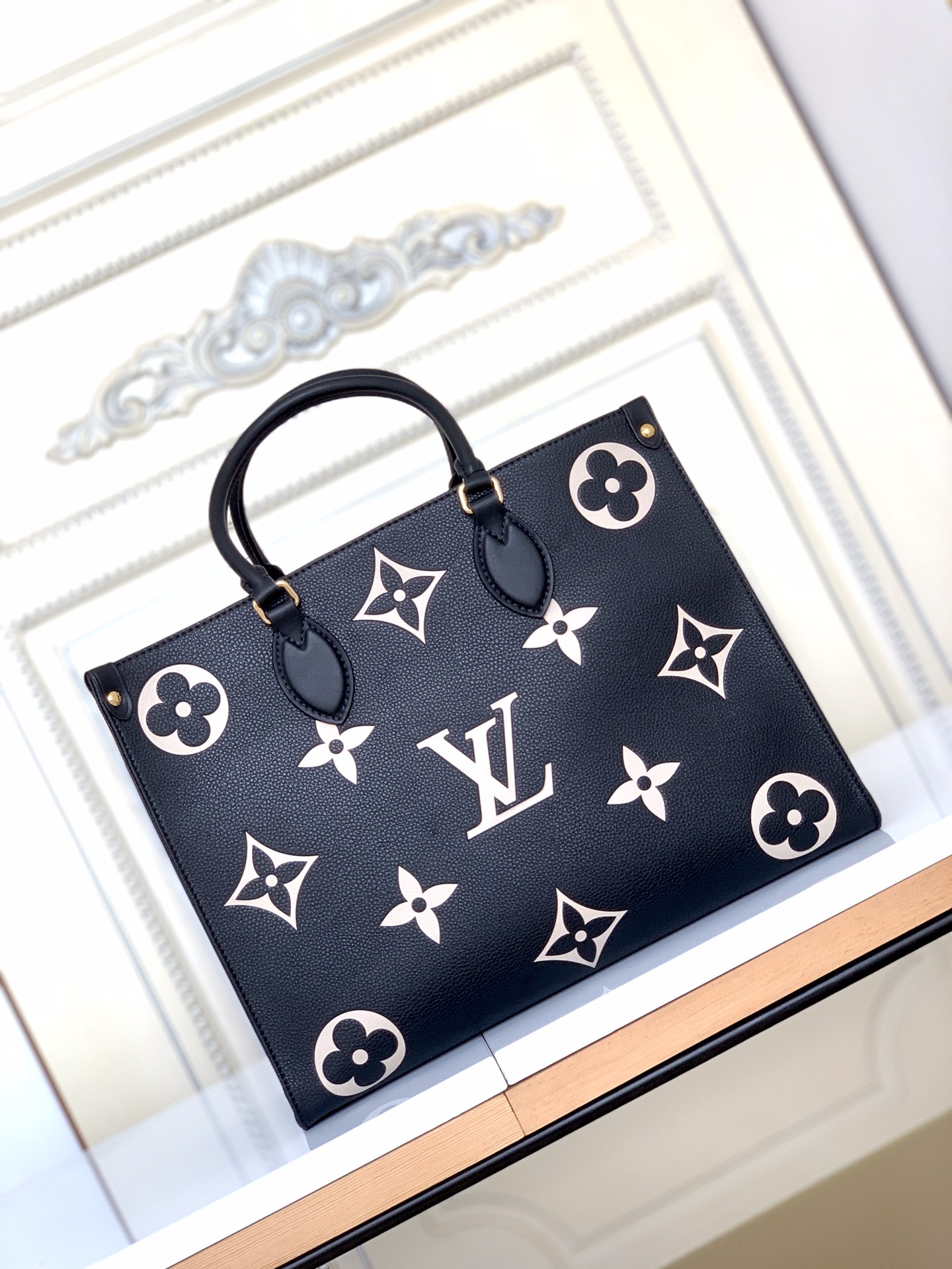 [TOP] Louis Vuitton LV On The Go Empreinte 2 Tones Tote MM 34.0 x 26.0 x 13.0 cm - Black and Cream
