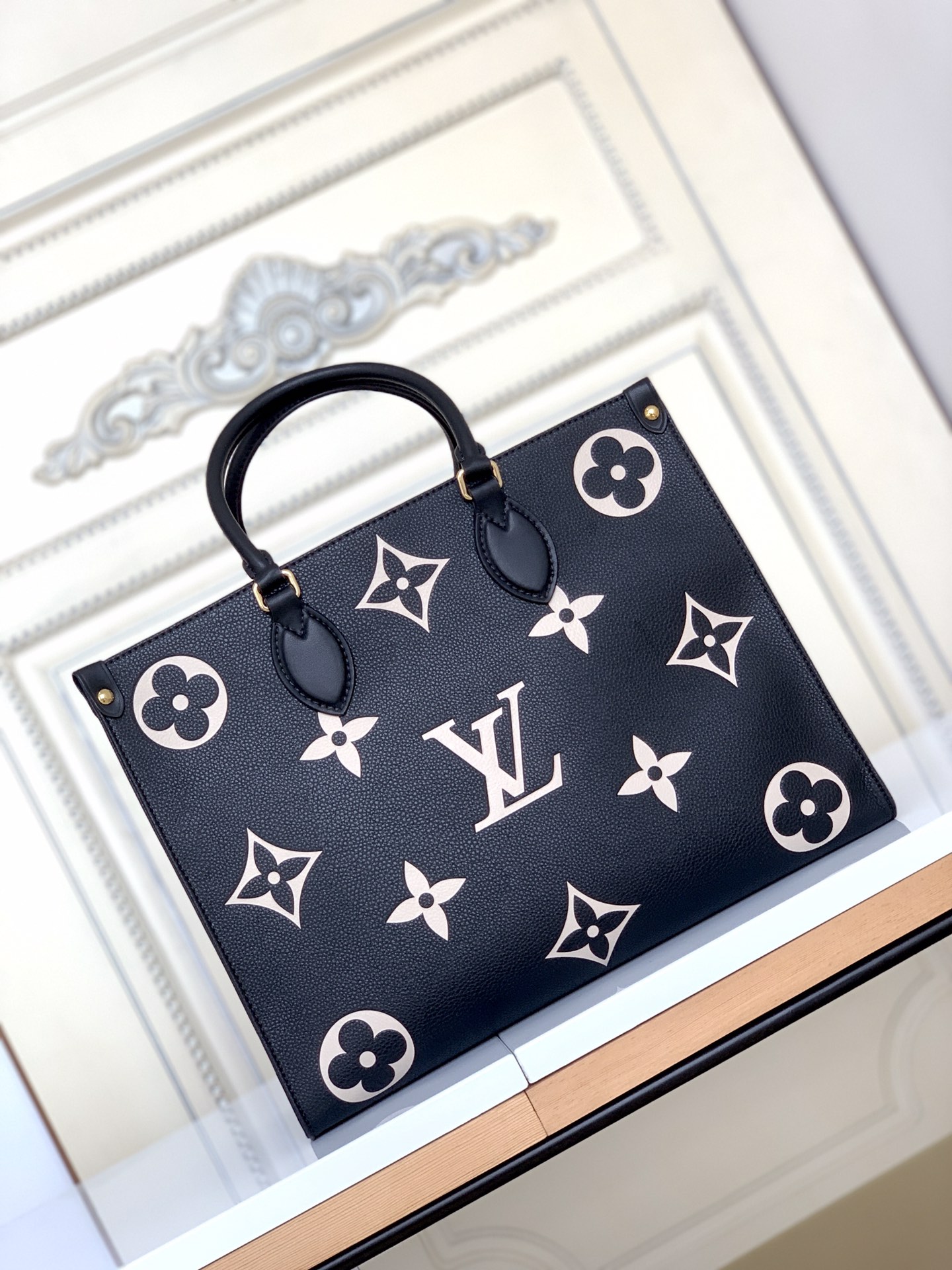 [TOP] Louis Vuitton LV On The Go Empreinte 2 Tones Tote MM 34.0 x 26.0 x 13.0 cm - Black and Cream