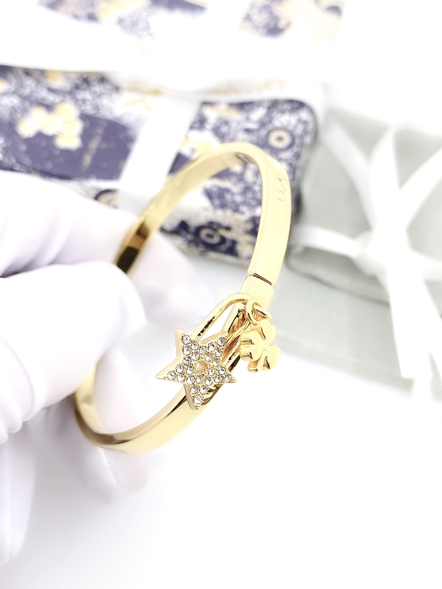 [TOP] Christian Dior Pentagram Bracelet - Gold