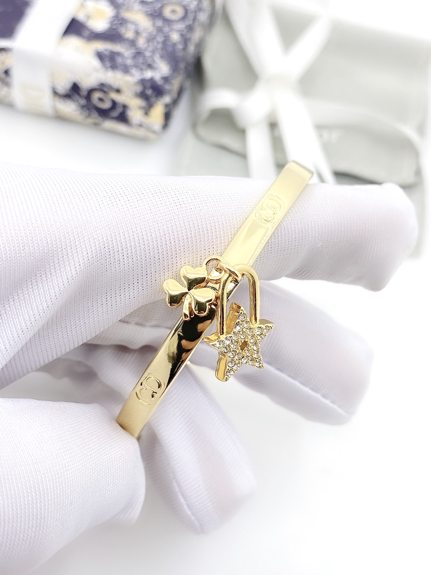 [TOP] Christian Dior Pentagram Bracelet - Gold