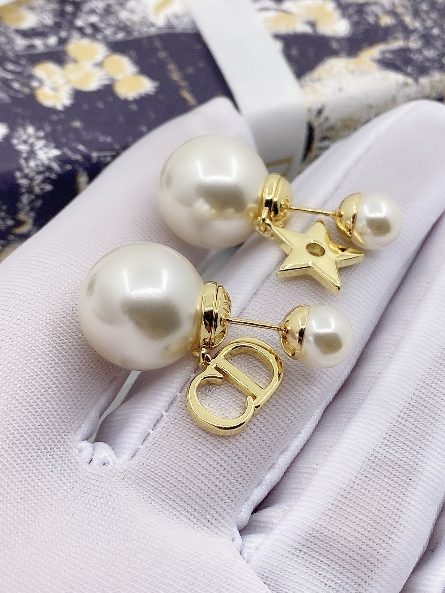 [TOP] Christian Dior CD Pearl Letter Earrings - Gold