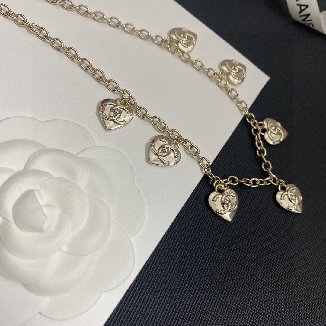 [TOP] CHANEL Heart Necklace - Silver