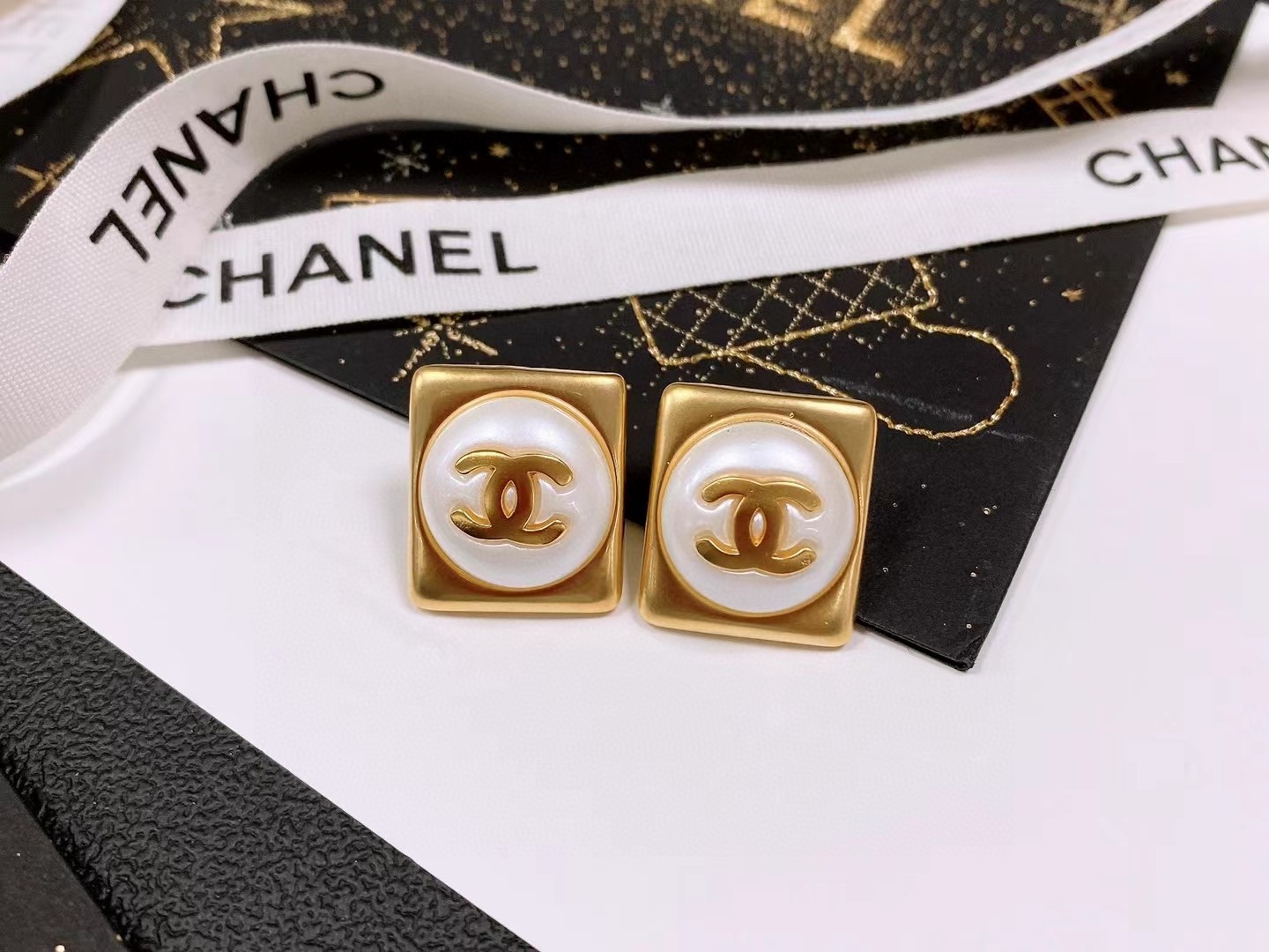 [TOP] CHANEL Double C Square Earrings - Gold