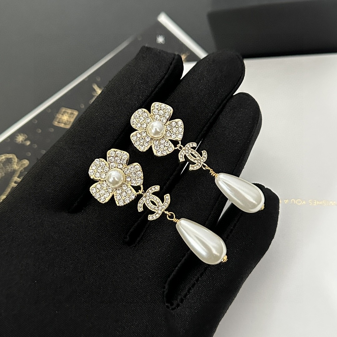 [TOP] CHANEL Flower Pearl Stud Earrings - Gold