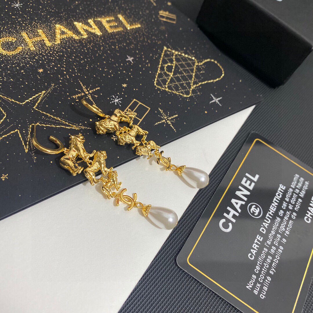 [TOP] CHANEL Double C Lion Pearl Stud Earrings - Gold