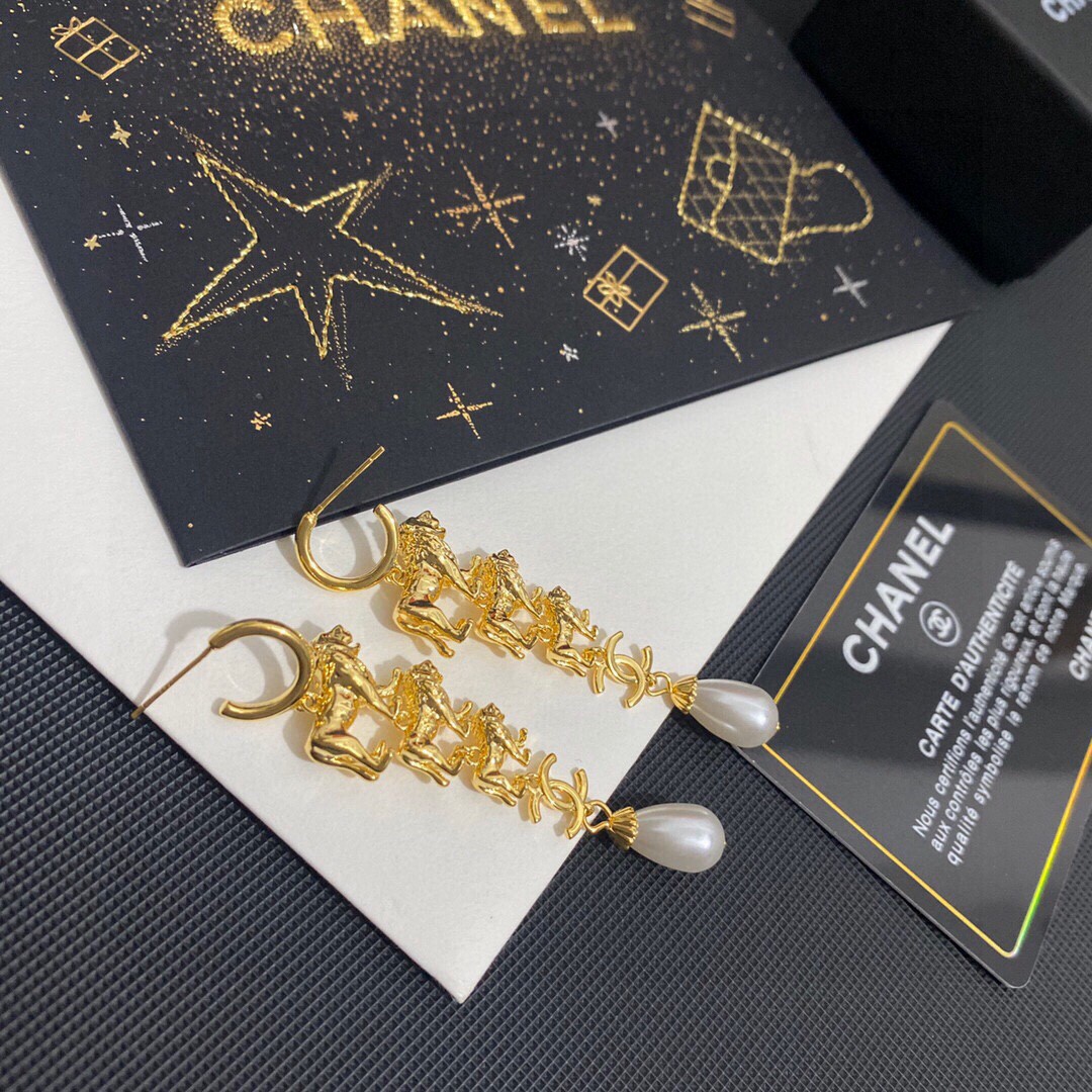 [TOP] CHANEL Double C Lion Pearl Stud Earrings - Gold