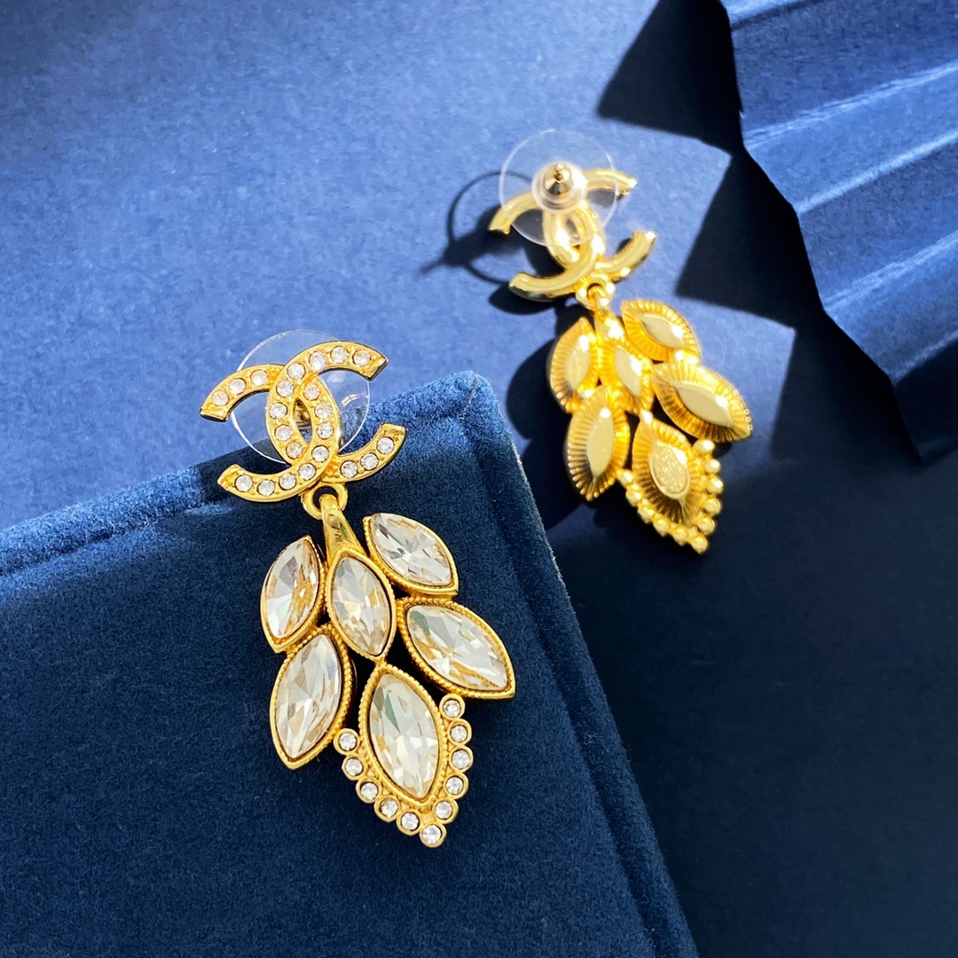 [TOP] CHANEL Double C Wheat Ear White Diamond Tassel Earrings - Gold