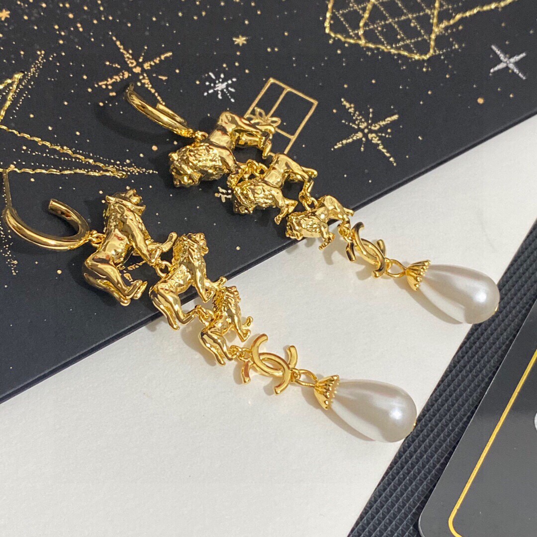 [TOP] CHANEL Double C Lion Pearl Stud Earrings - Gold