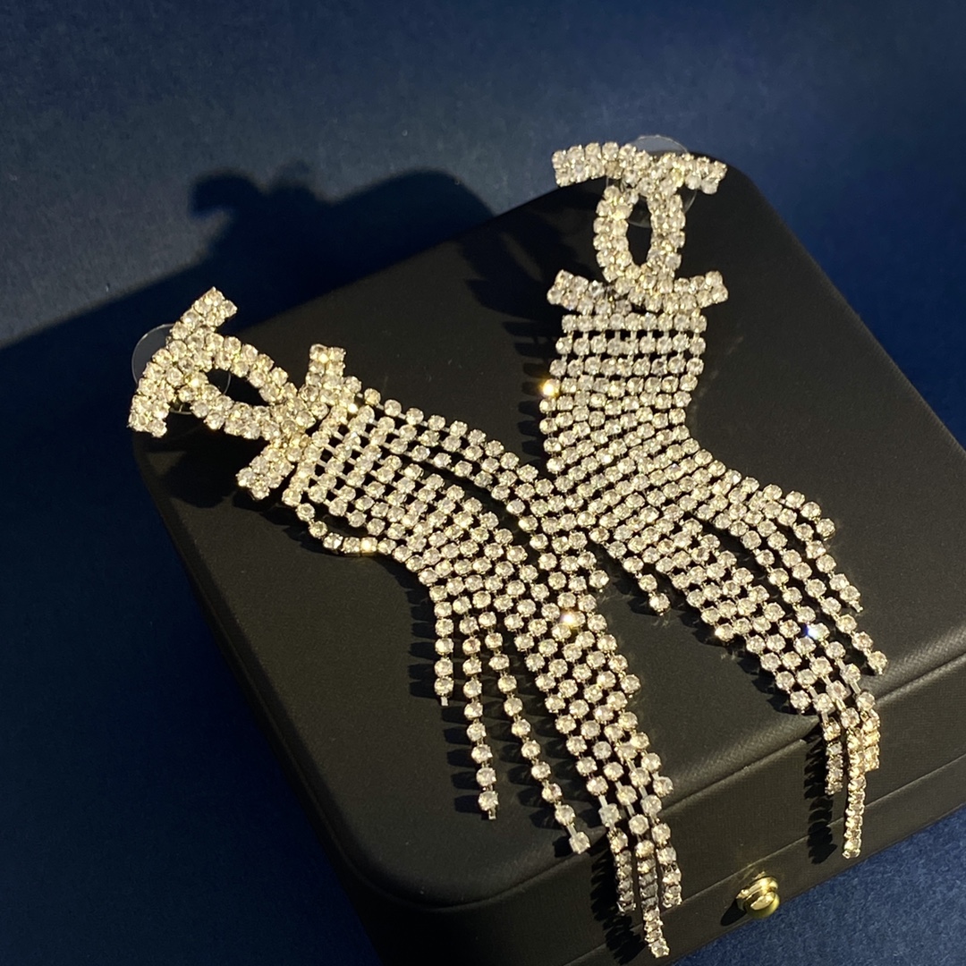 [TOP] CHANEL Double C Claw Chain Tassel Smart Rhinestone Stud Earrings - Gold