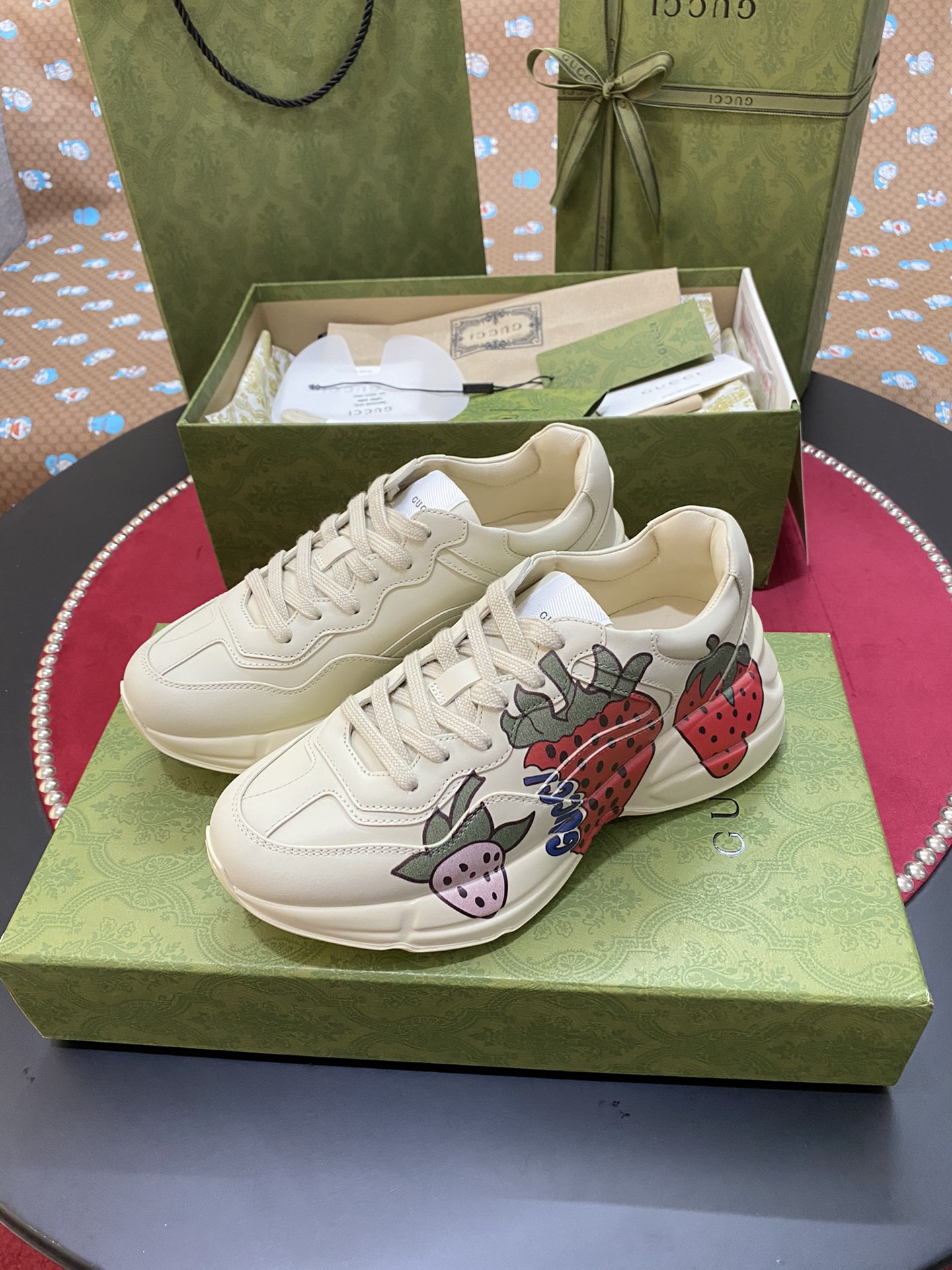 [TOP] GUCCI RHYTON WITH Strawberry PRINT SNEAKER