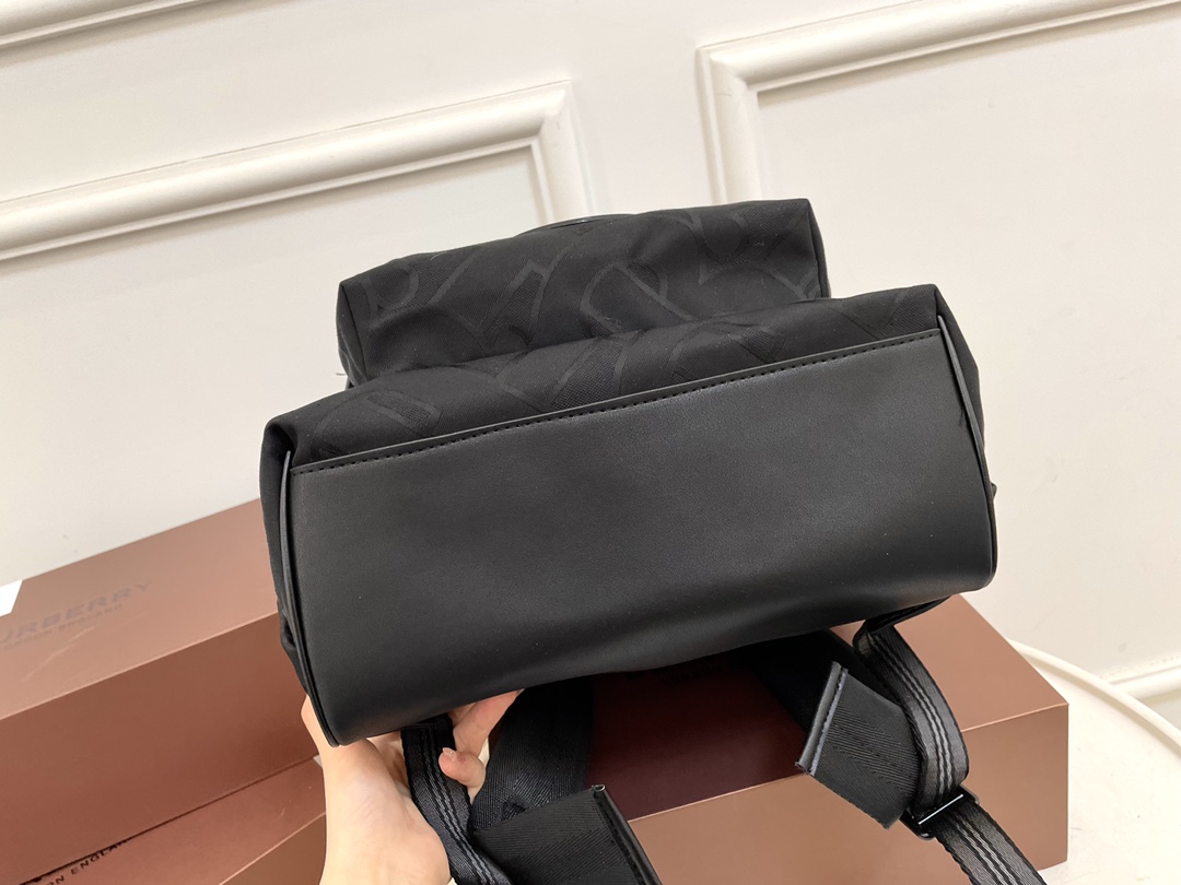 [TOP] BURBERRY Men's Backpack - Black