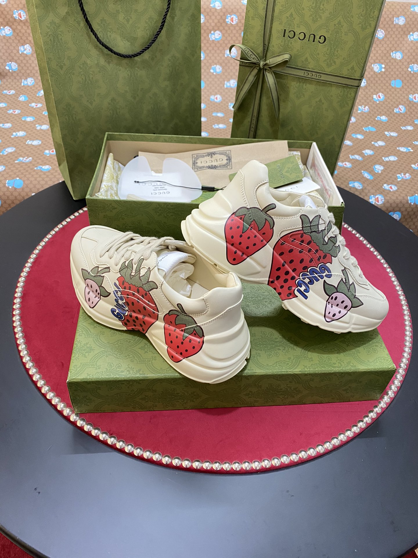 [TOP] GUCCI RHYTON WITH Strawberry PRINT SNEAKER