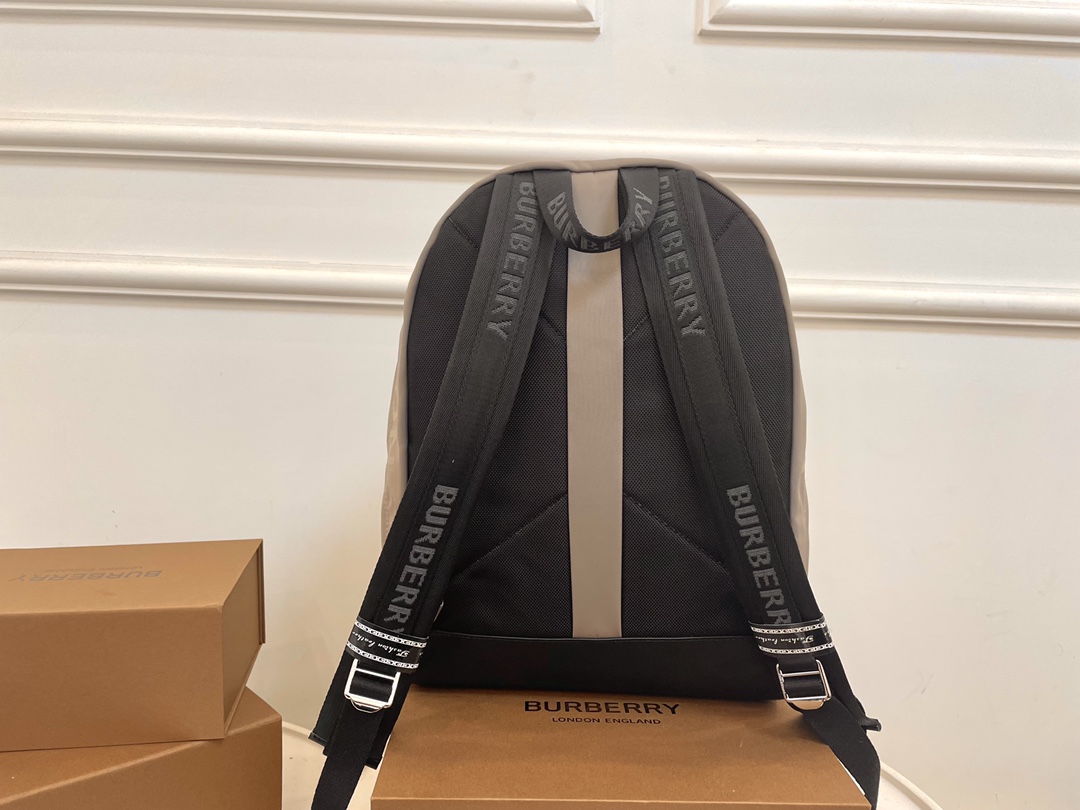 [TOP] BURBERRY Men's Backpack - 2 Color