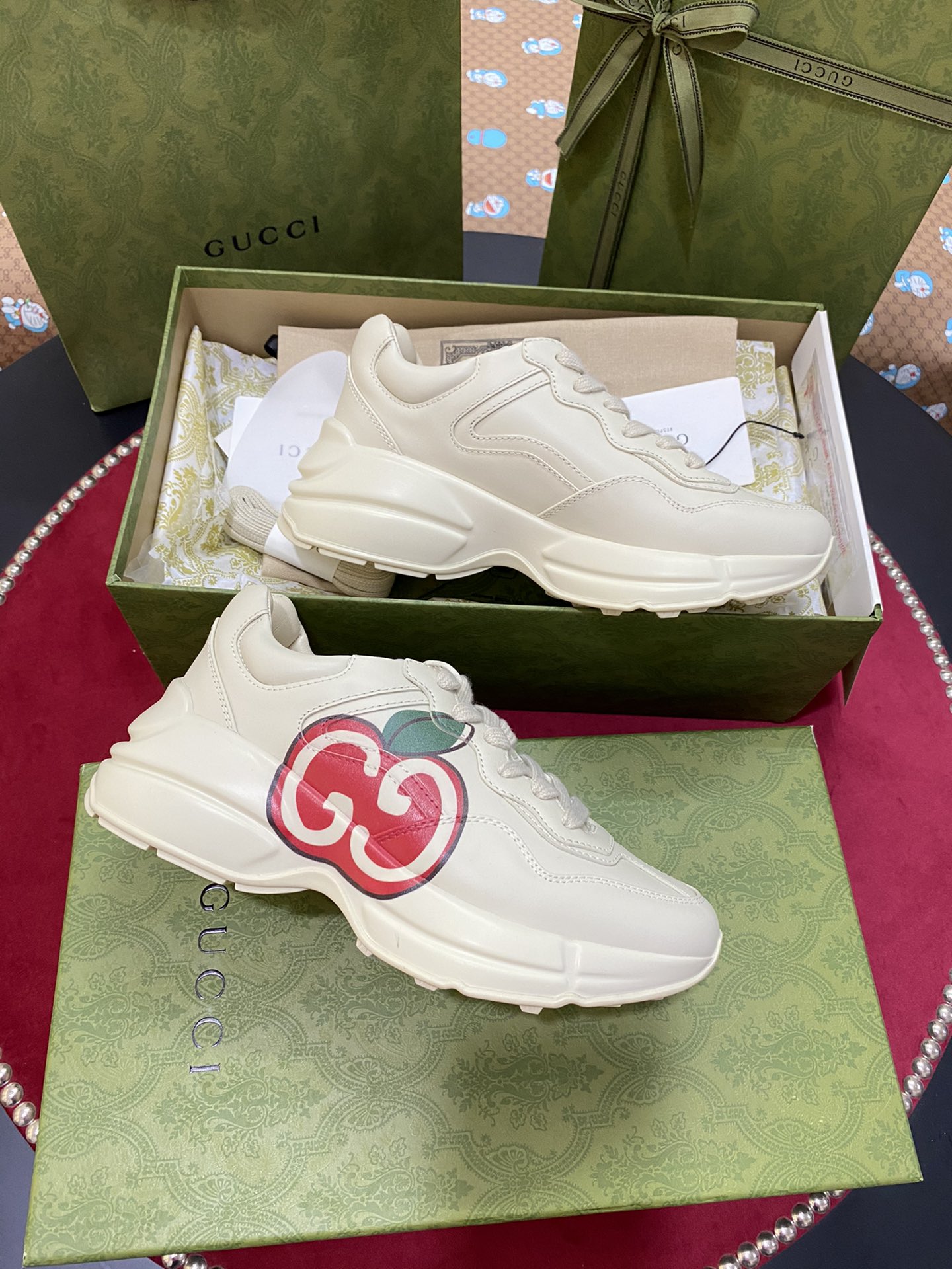 [TOP] GUCCI RHYTON WITH APPLE PRINT SNEAKER