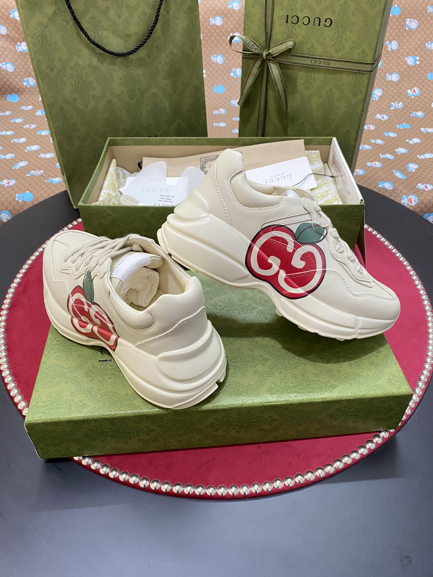 [TOP] GUCCI RHYTON WITH APPLE PRINT SNEAKER