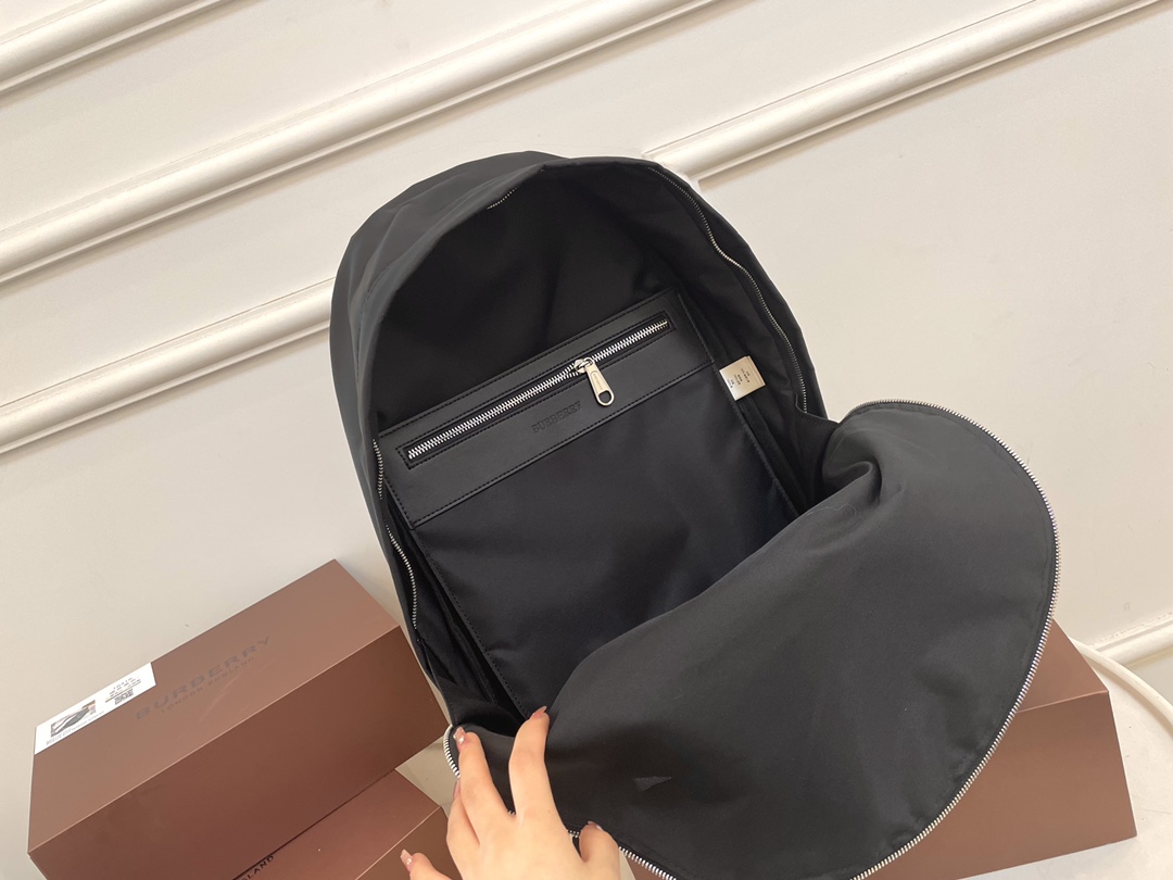 [TOP] BURBERRY Men's Backpack - Black