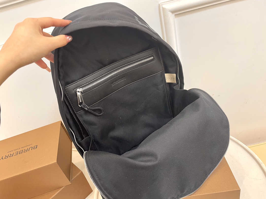 [TOP] BURBERRY Men's Backpack - 2 Color