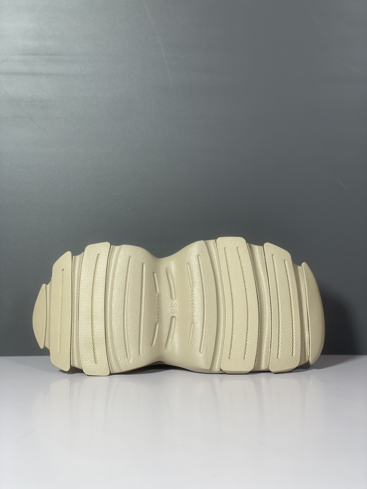 [TOP] BALENCIAGA Mold Closed Rubber Sandals - Beige