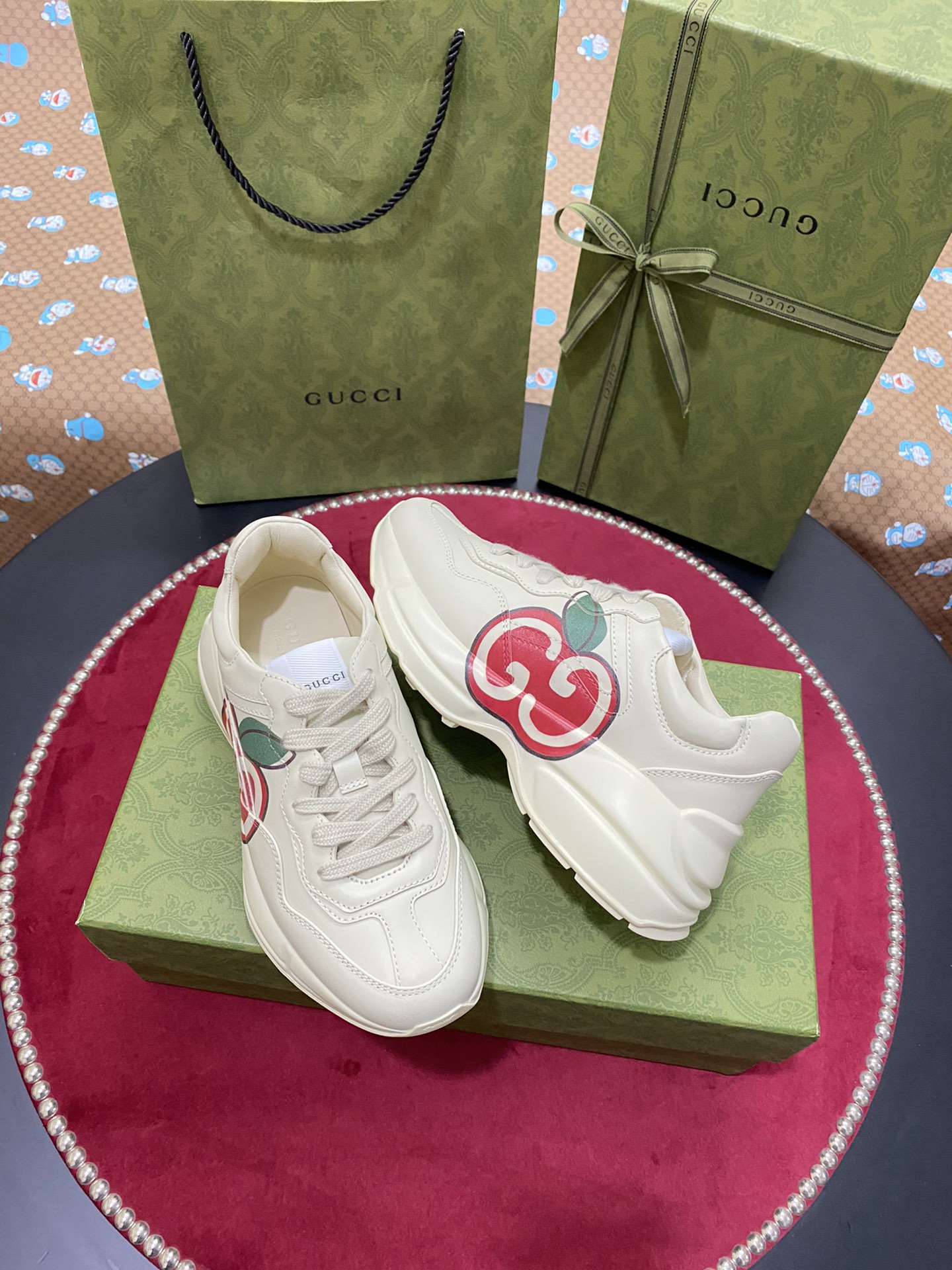 [TOP] GUCCI RHYTON WITH APPLE PRINT SNEAKER