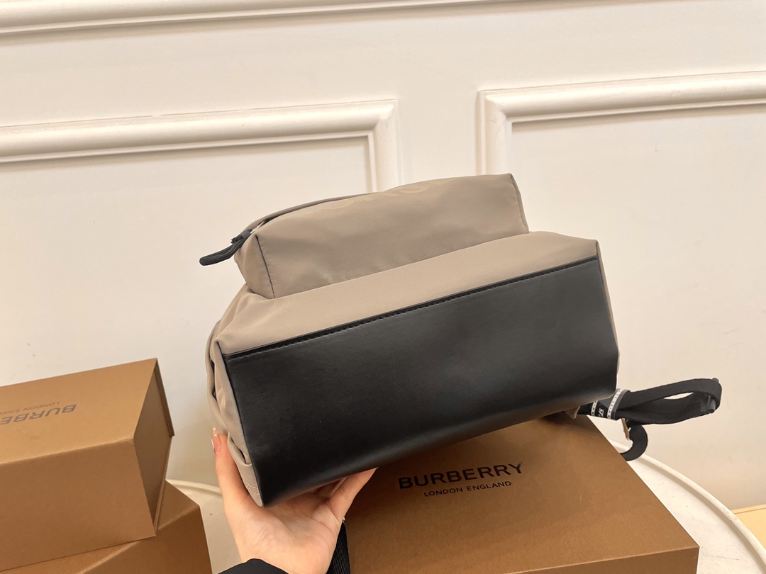 [TOP] BURBERRY Men's Backpack - 2 Color