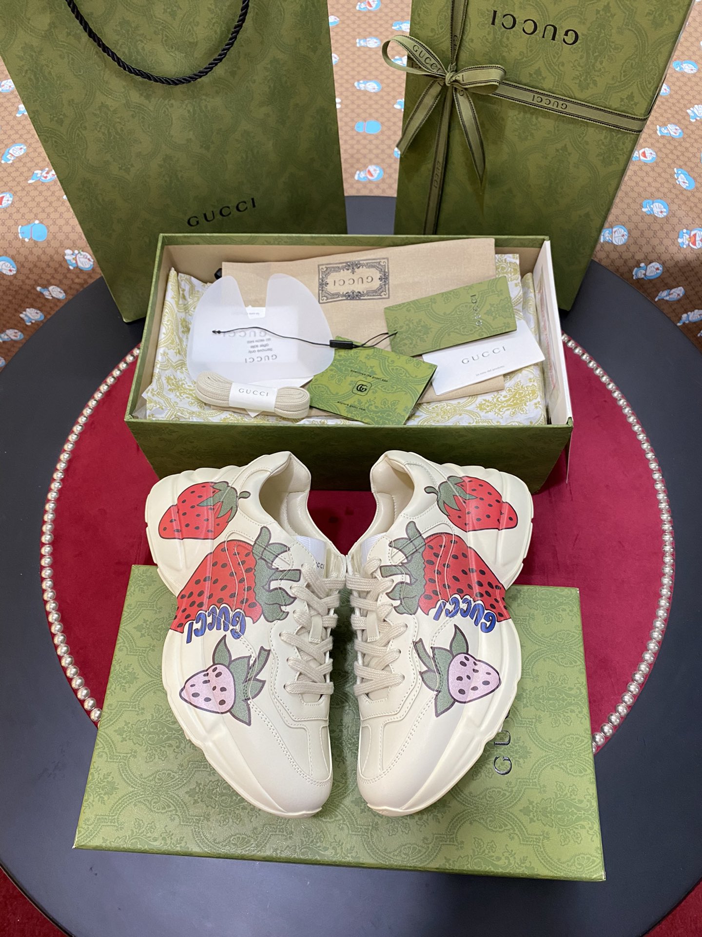 [TOP] GUCCI RHYTON WITH Strawberry PRINT SNEAKER